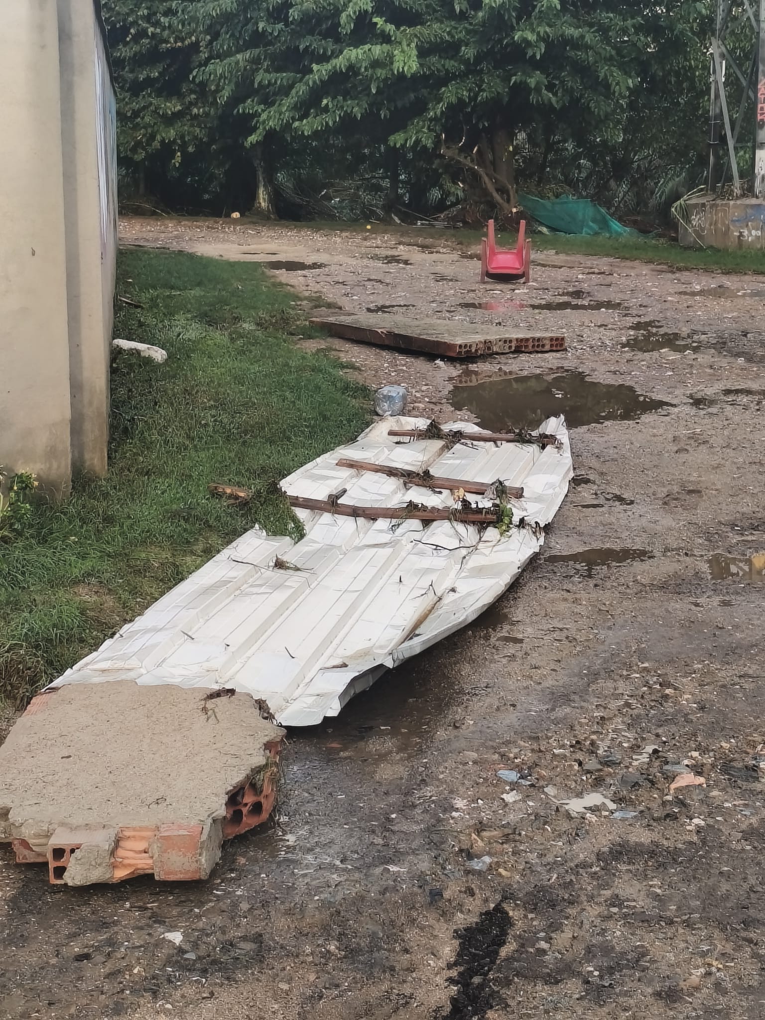 Una estructura ha quedat arrencada i desplaçada per la força de l’aigua. FOTO: Jordi Mascarell