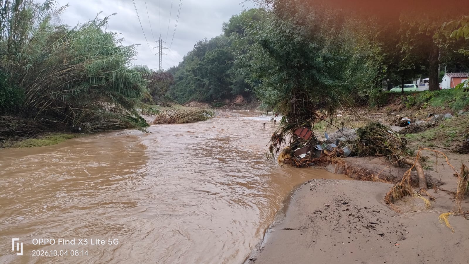 L’aigua baixa amb força per la zona afectada de Montflorit durant l’aiguat. FOTO: Jordi Mascarell