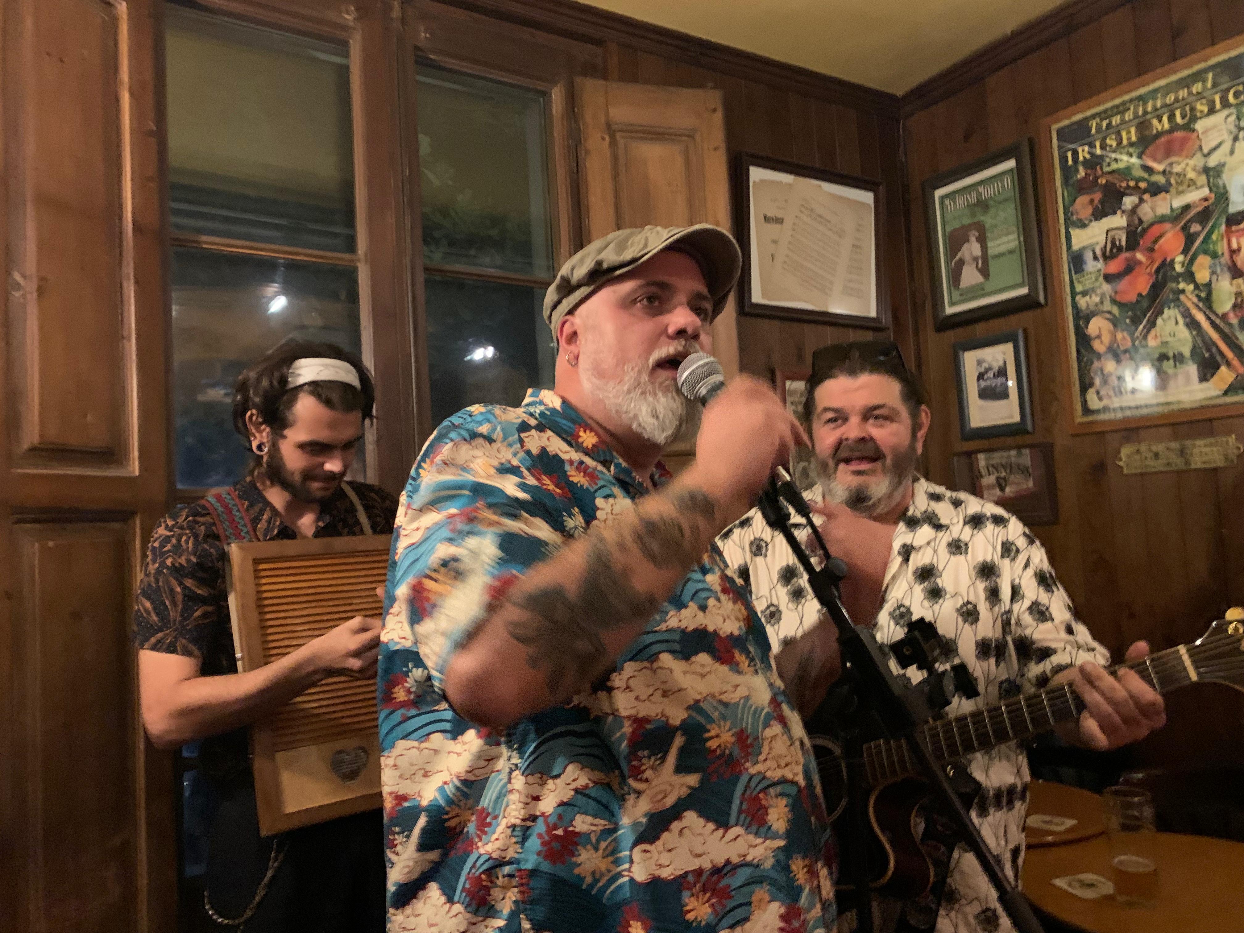 Xavi Rizzo, amb Jacinto i Ander Muñoz, durant el Blues Open Mic al The 1916 Irish Pub. FOTO: Judit Josa