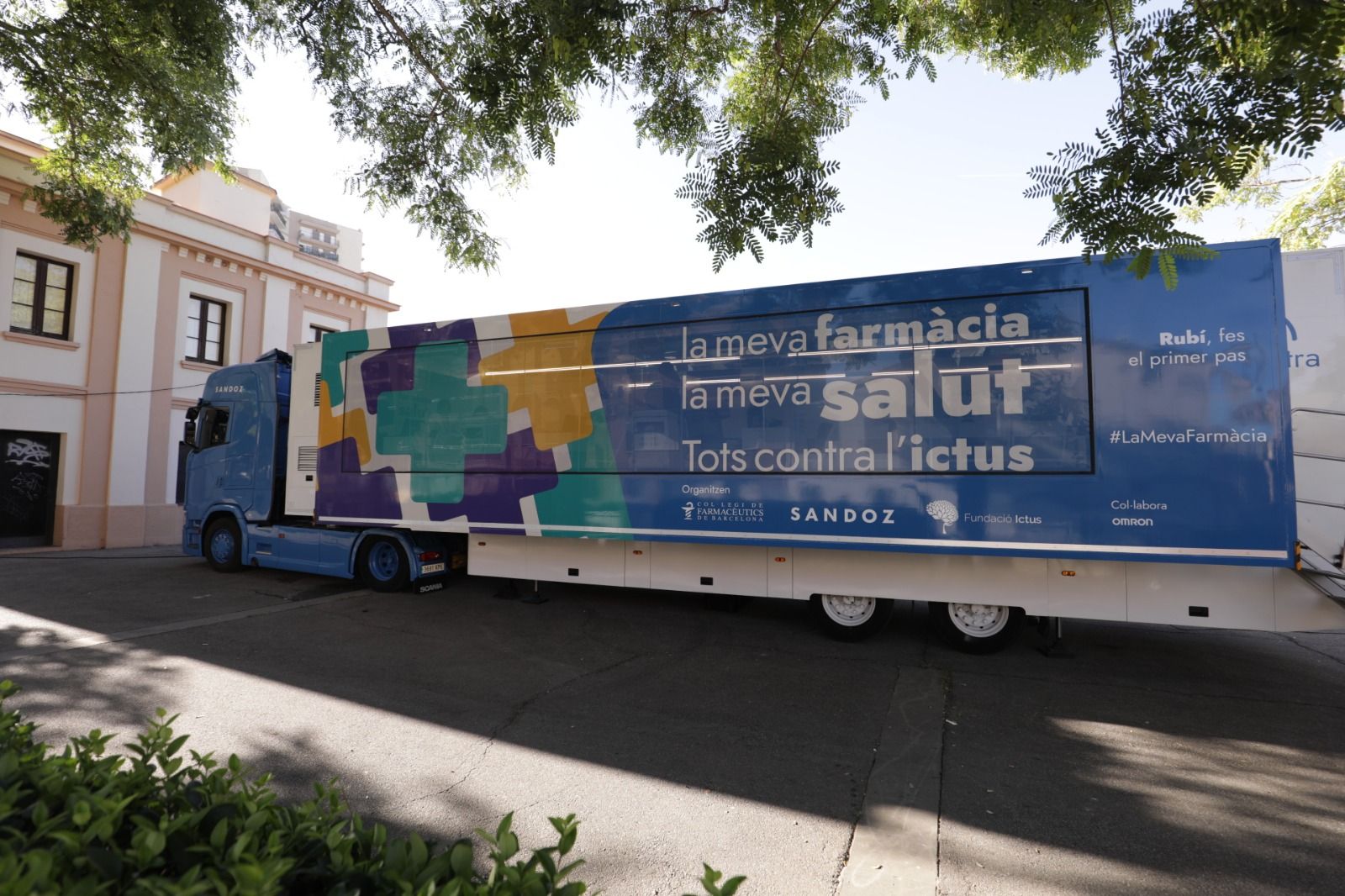 La unitat mòbil de la campanya «La meva farmàcia, la meva salut. Tots contra l’ictus», durant la primera parada de la ruta a Rubí, els dies 22 i 23 de setembre. FOTO: Col·legi de Farmacèutics de Barcelona (COFB)