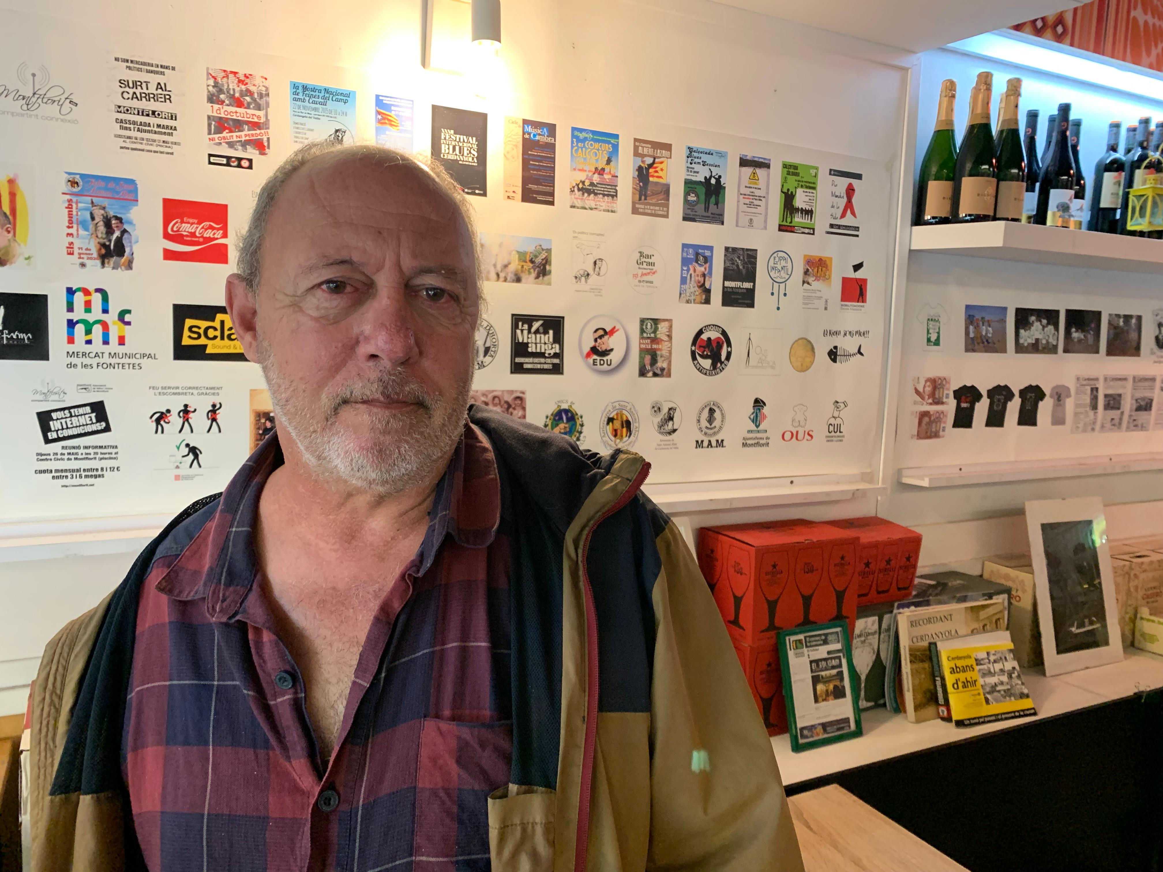 Jordi Mascarell, davant del gran pòster que reuneix a El Solidari  93 grafies de la seva trajectòria. FOTO: Judit Josa