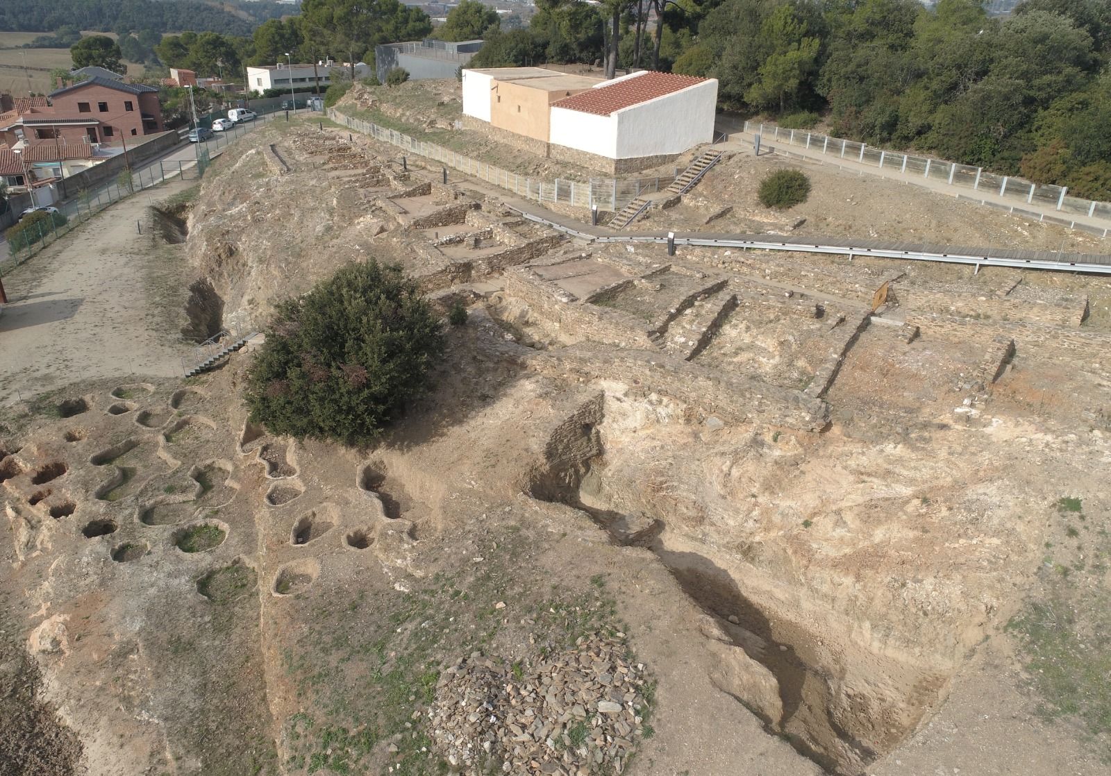 Vista aèria del poblat i el jaciment ibèric de Ca n’Oliver. FOTO: CRAC