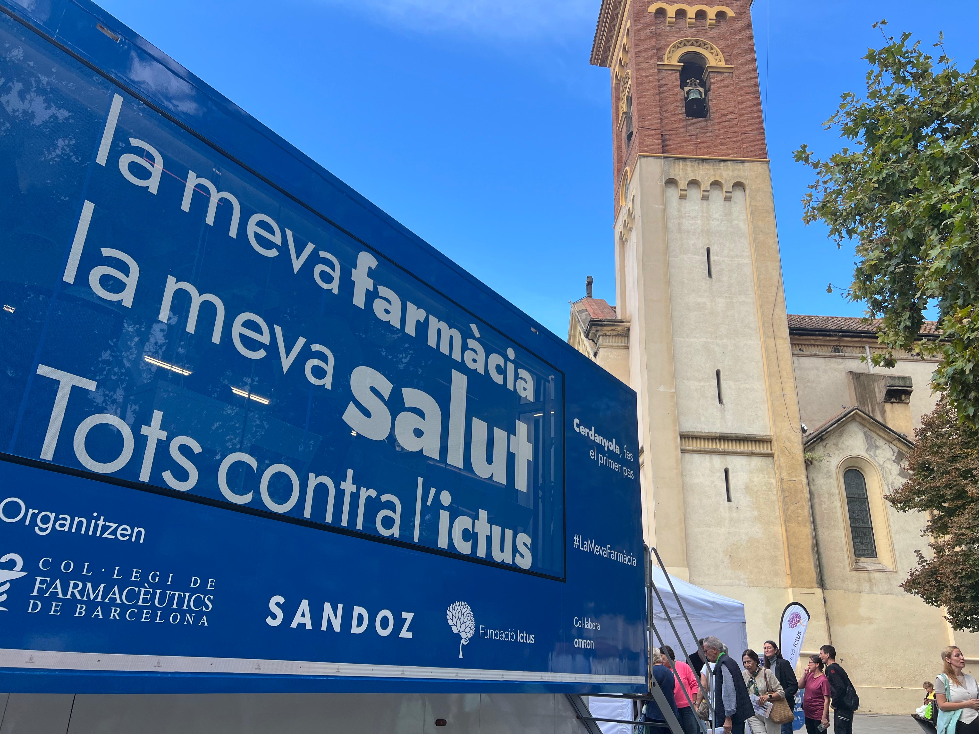 La unitat mòbil «La meva farmàcia, la meva salut. Tots contra l’ictus», aquest dimecres a la plaça Abat Oliba. FOTO: Judit Josa