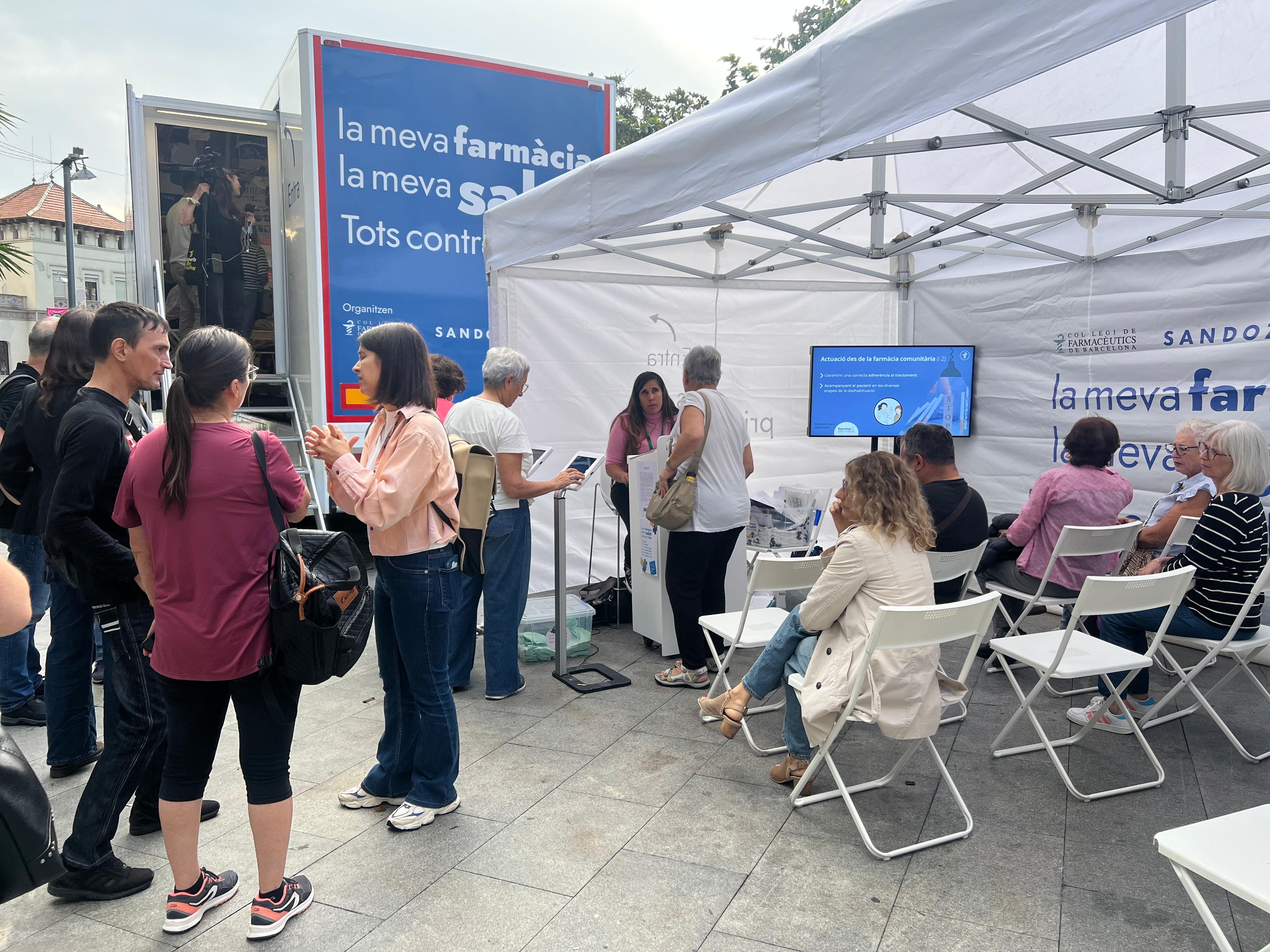 Ciutadans esperen per demanar número i fer-se els controls gratuïts de risc vascular a la unitat mòbil instal·lada a la plaça Abat Oliba. FOTO: Judit Josa