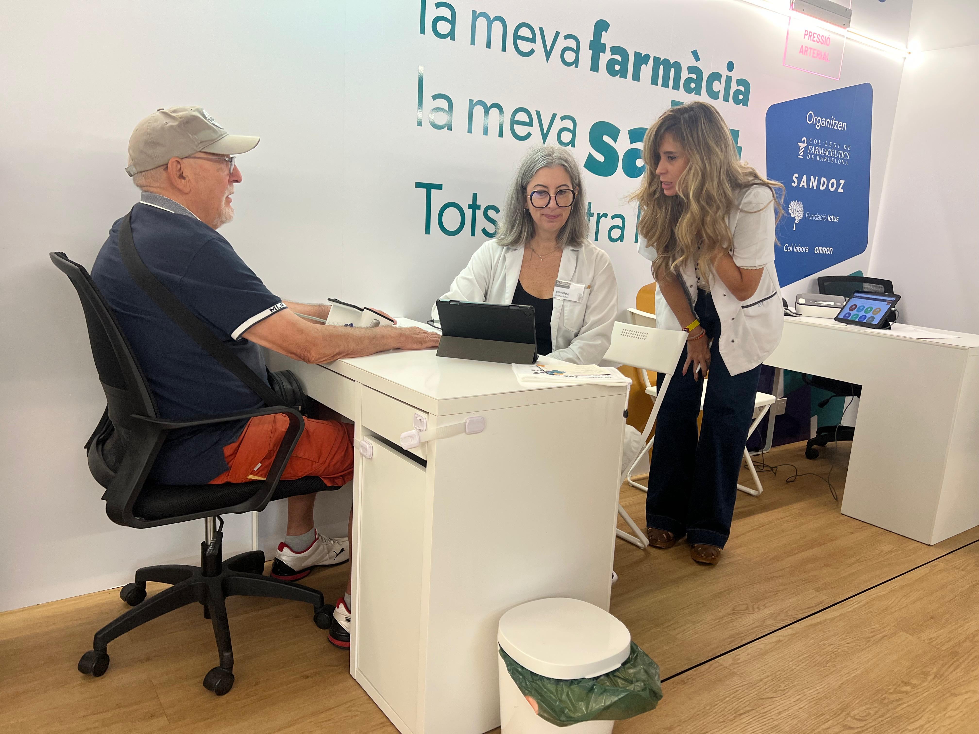 Un ciutadà es fa un control de la pressió arterial a la unitat mòbil contra l’ictus instal·lada a la plaça Abat Oliba. FOTO: Judit Josa
