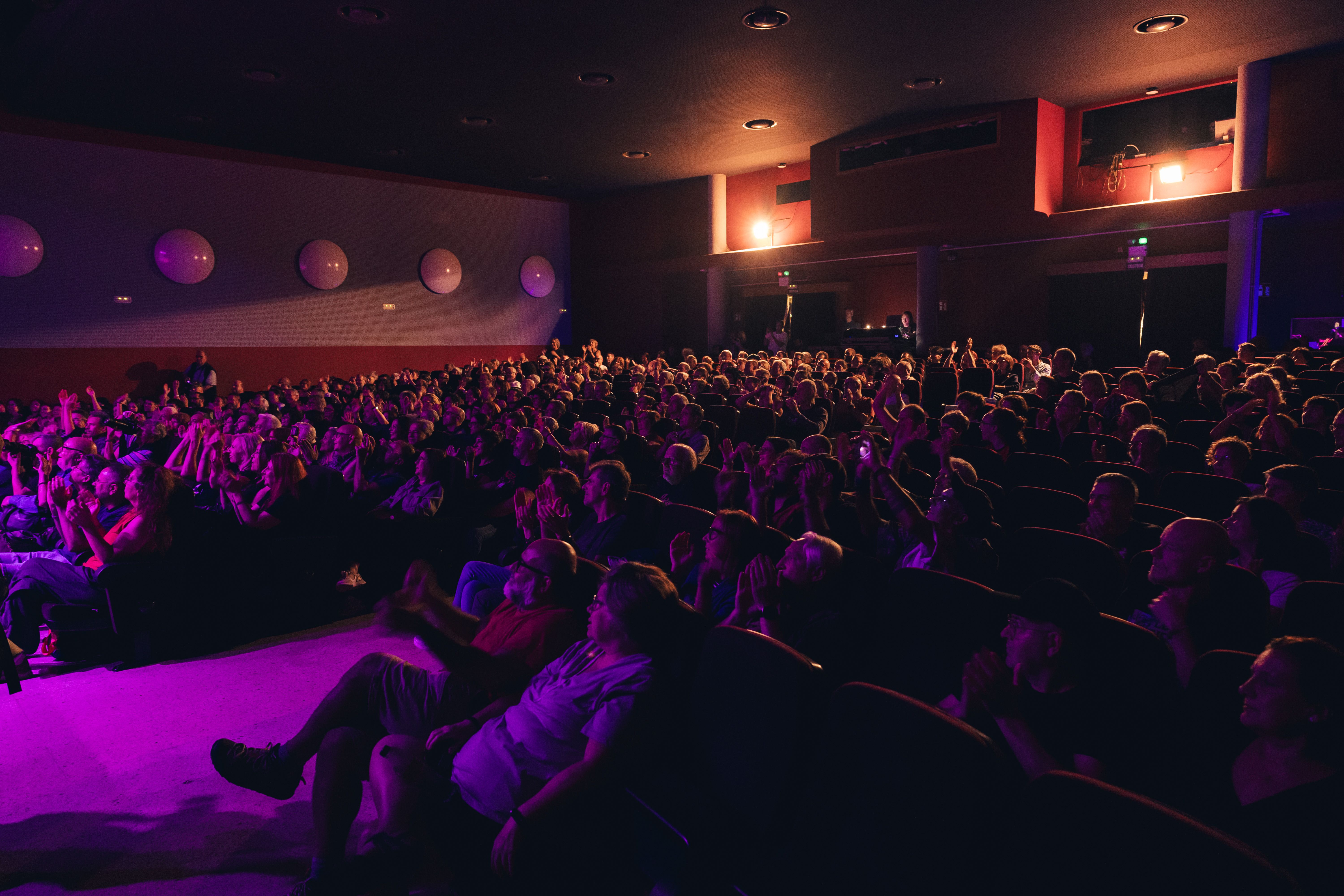 El Teatre Ateneu, ple fins als topalls per al concert d'A Contra Blues amb la JOC. FOTO: Arnau Padilla
