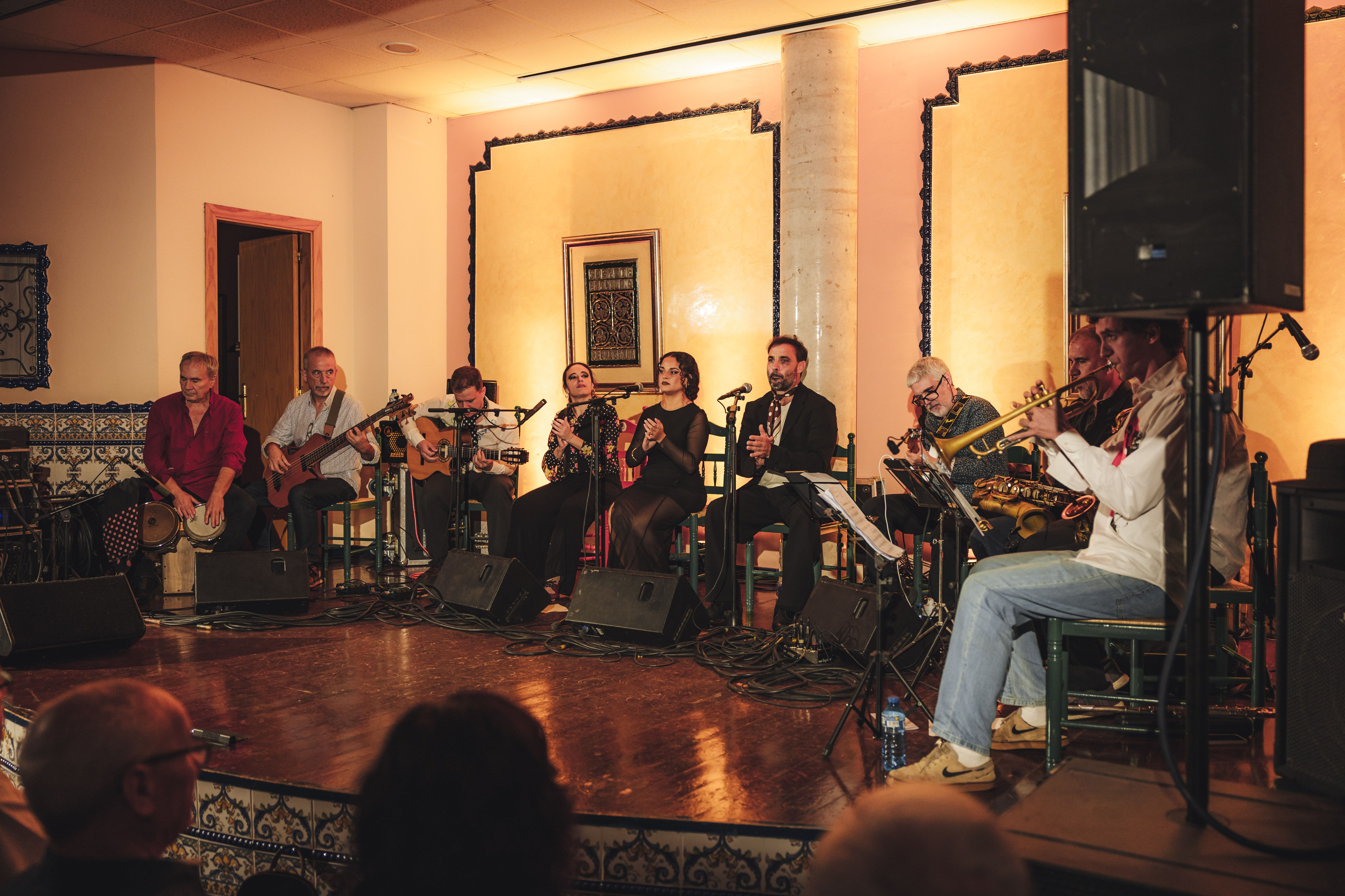Els deu components d'Oleandole fusionen jazz i flamenc a la Casa de Andalucía. FOTO: Arnau Padilla