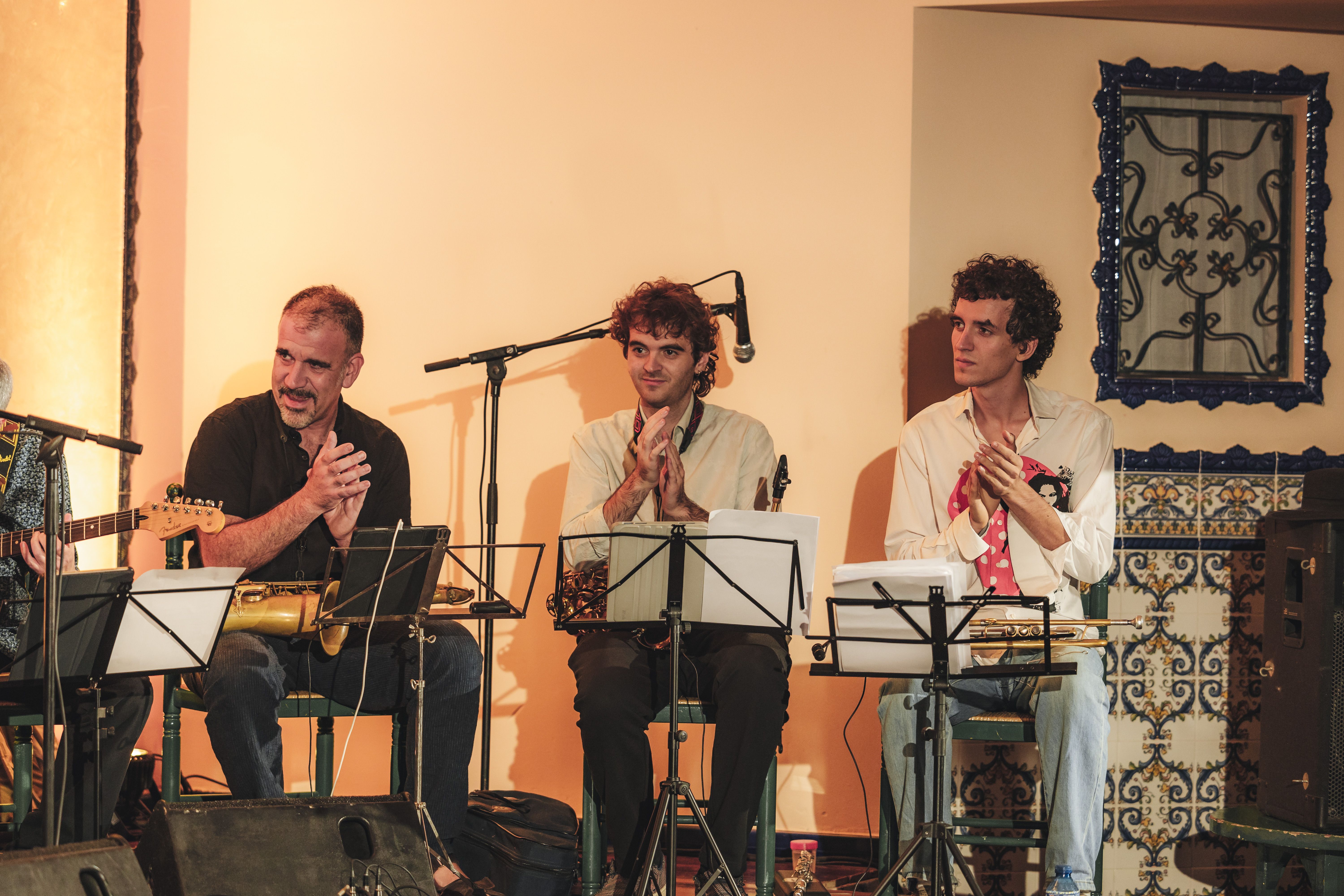 Les palmes, la guitarra i el cajón marquen el ritme flamenc durant l'actuació d'Oleandole a la Casa de Andalucía. FOTO: Arnau Padilla