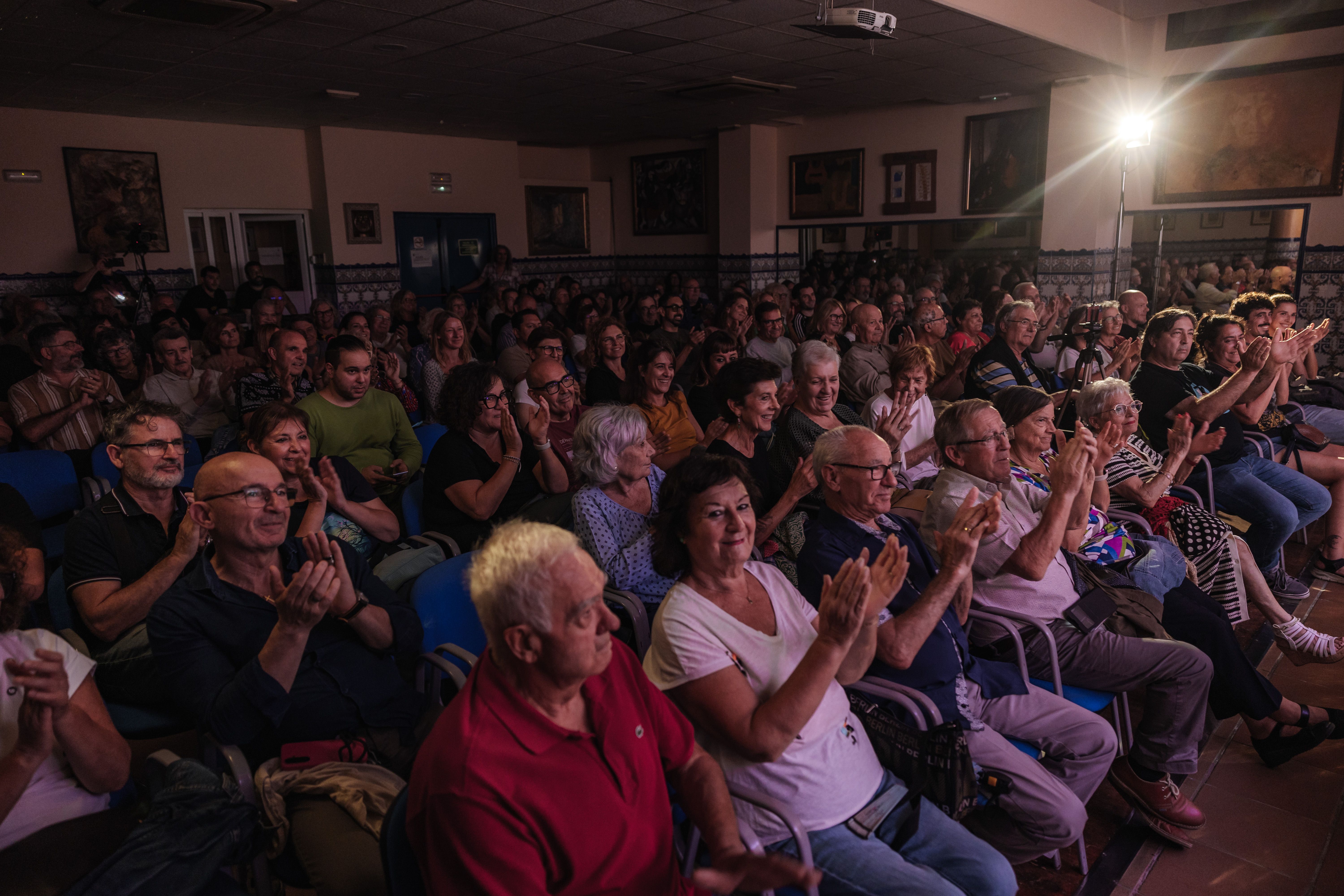 El públic aplaudeix la fusió musical d'Oleandole a la Casa de Andalucía. FOTO: Arnau Padilla