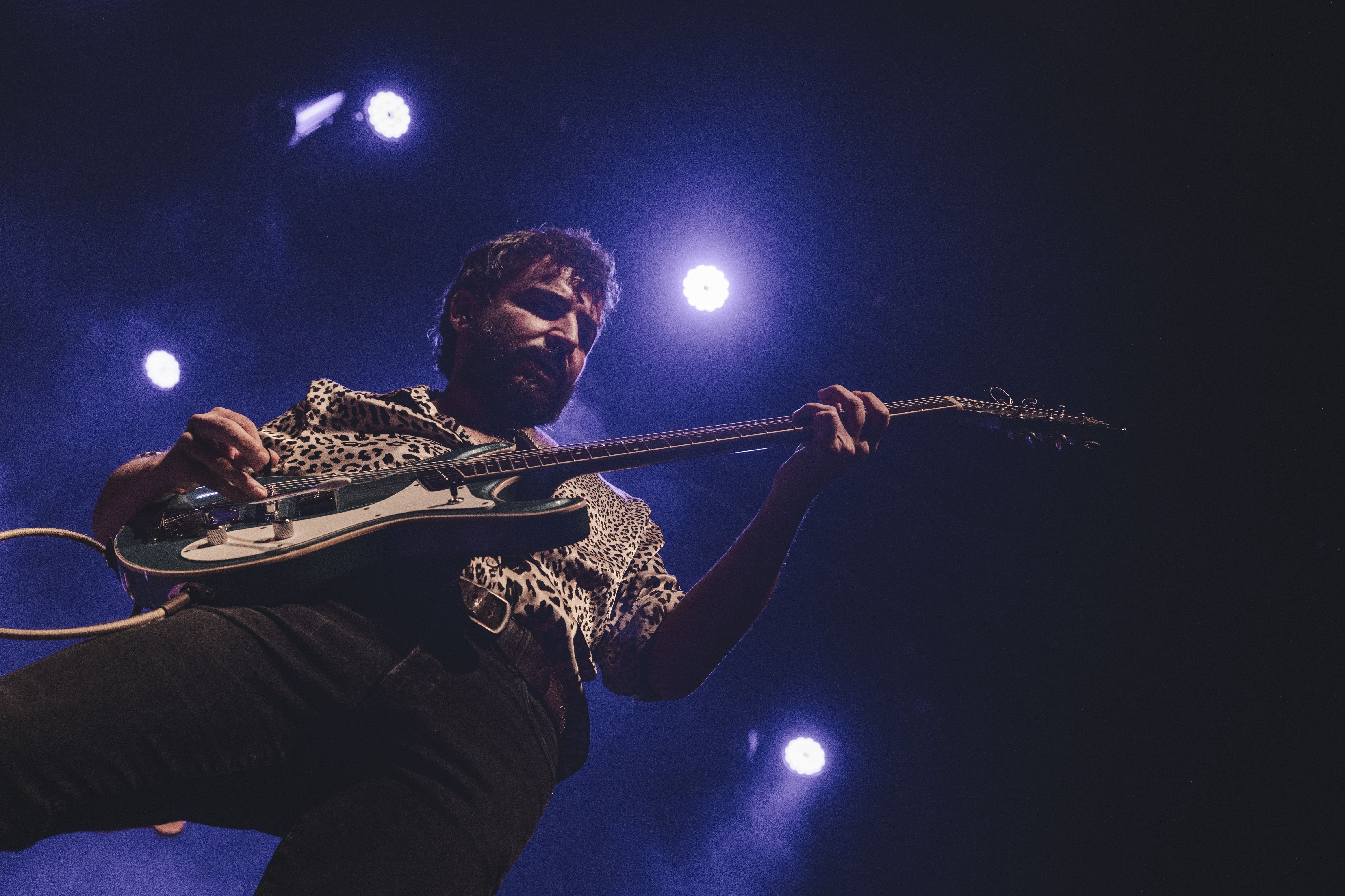 Un dels guitarristes d'A Contra Blues, captat des d'un espectacular contrapicat. FOTO: Arnau Padilla