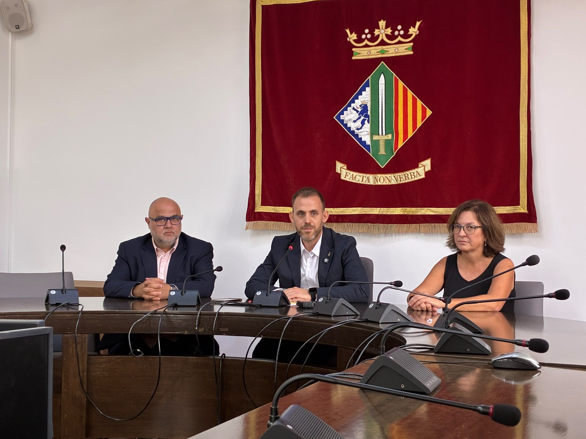 Intervenció de l'alcalde, Carlos Cordón, durant la roda de premsa sobre el contracte d’emergència de recollida de residus. Foto: Laia Jubany