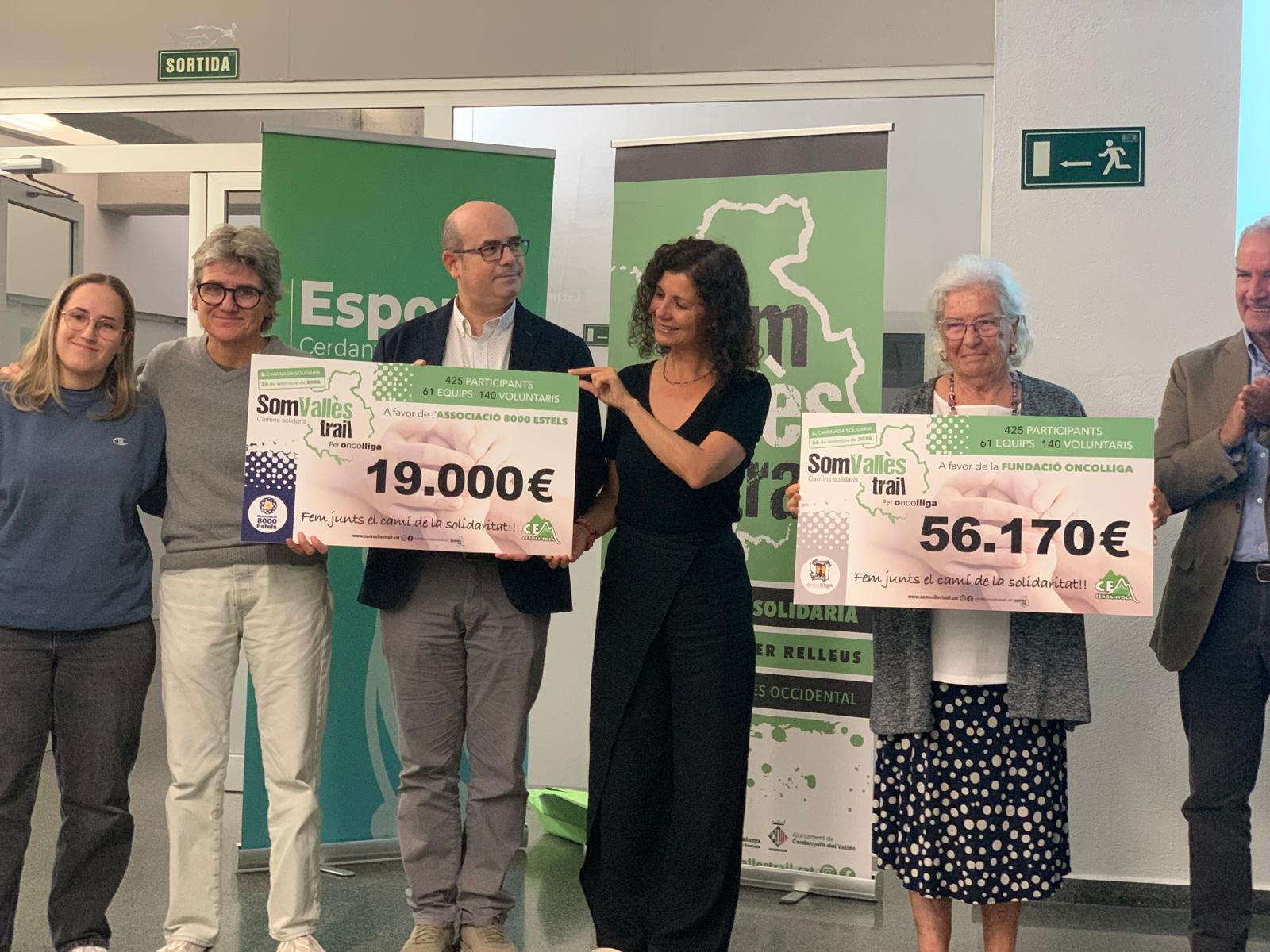 Lliurament dels talons de 19.000 euros a 8000 Estels i 56.170 euros a Oncolliga. FOTO: Judit Josa