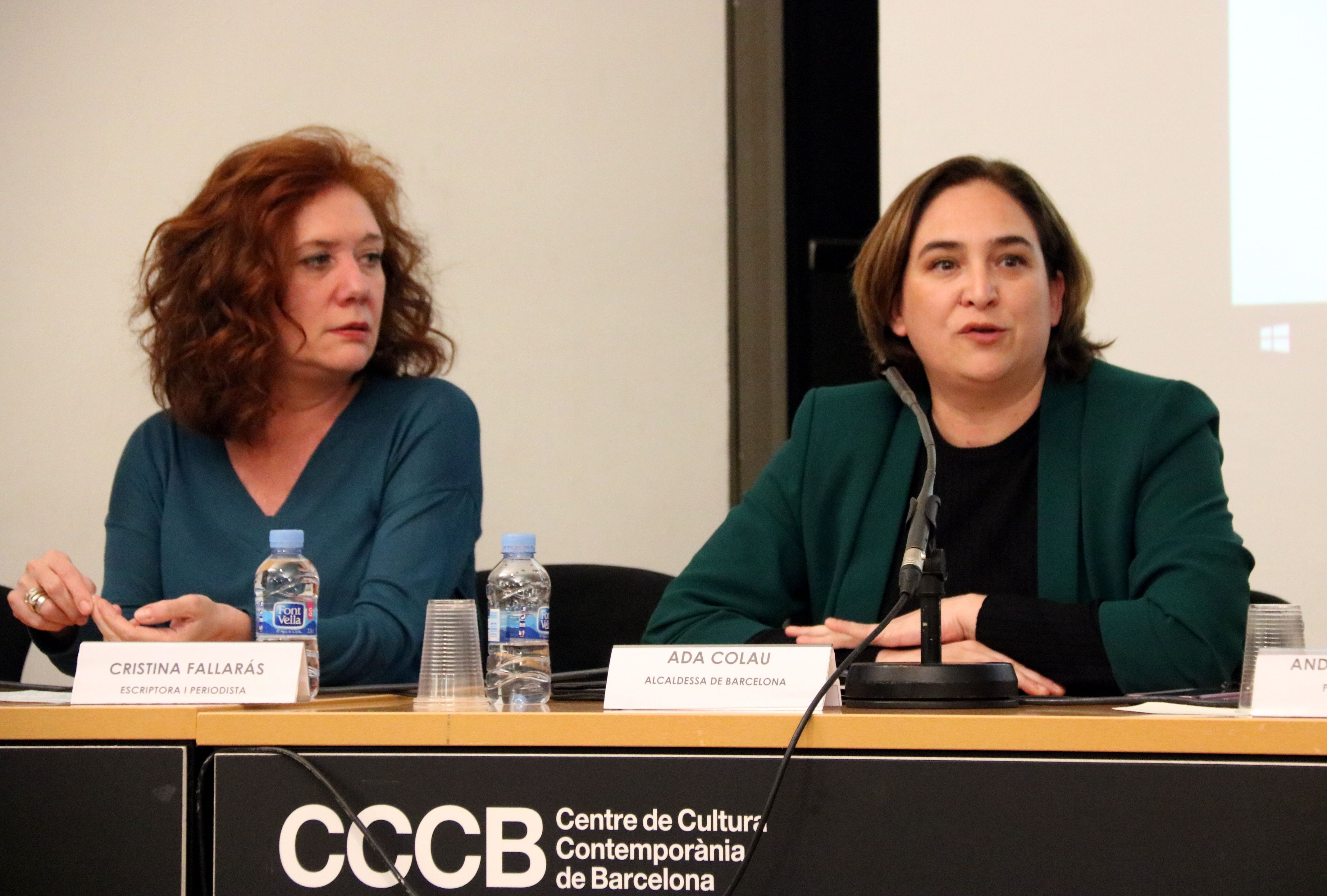 Pla conjunt de la periodista Cristina Fallarás i l'alcaldessa de Barcelona, Ada Colau, durant l'acte sobre assetjament masclista a les xarxes al CCCB, el 5 de març del 2019 FOTO: Nazaret Romero (ACN)