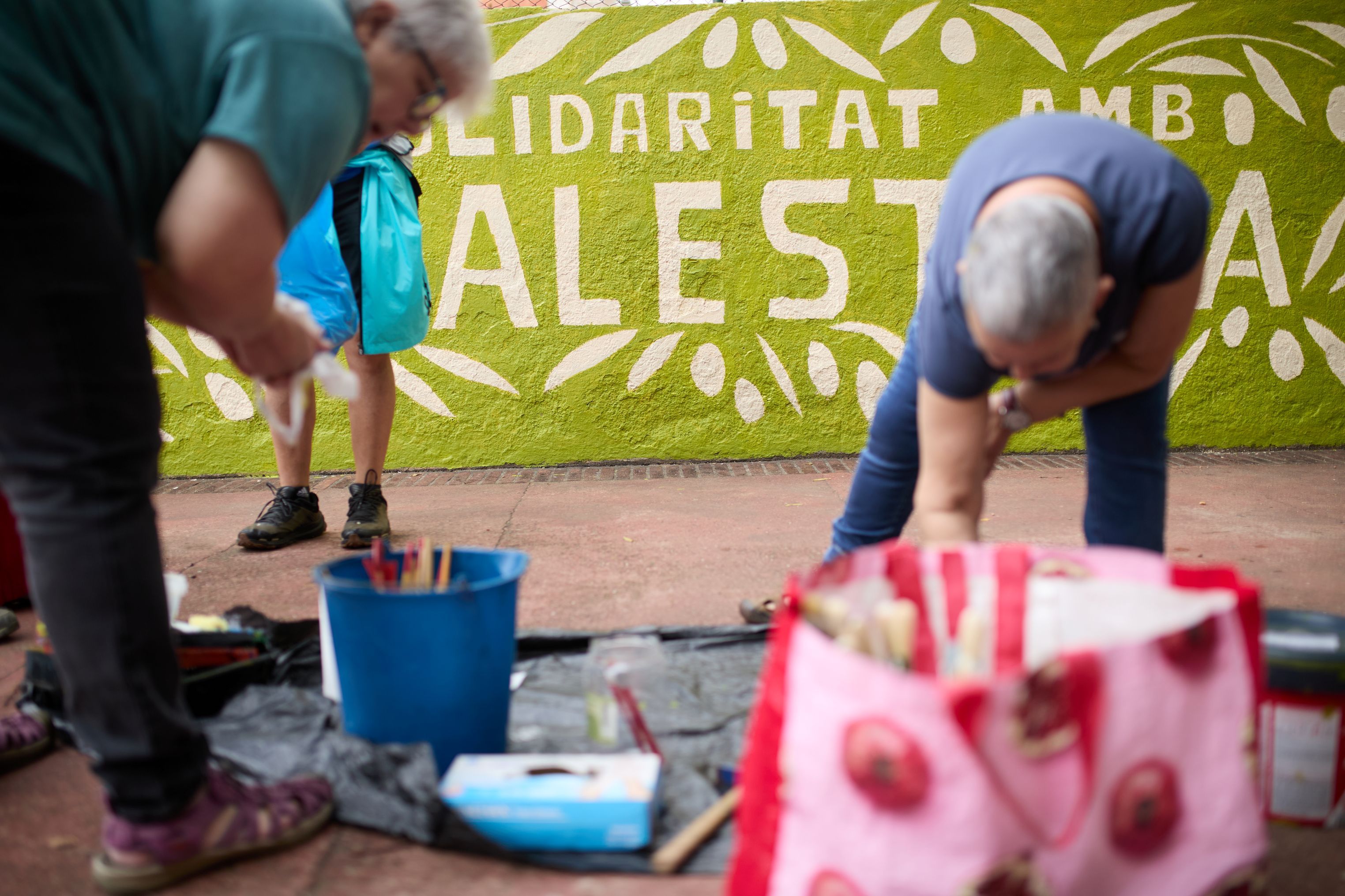 Membres de Cerdanyola amb Palestina pinten un mural solidari a la plaça Jaume Grau i Altayó. Foto: Elisabet Encina
