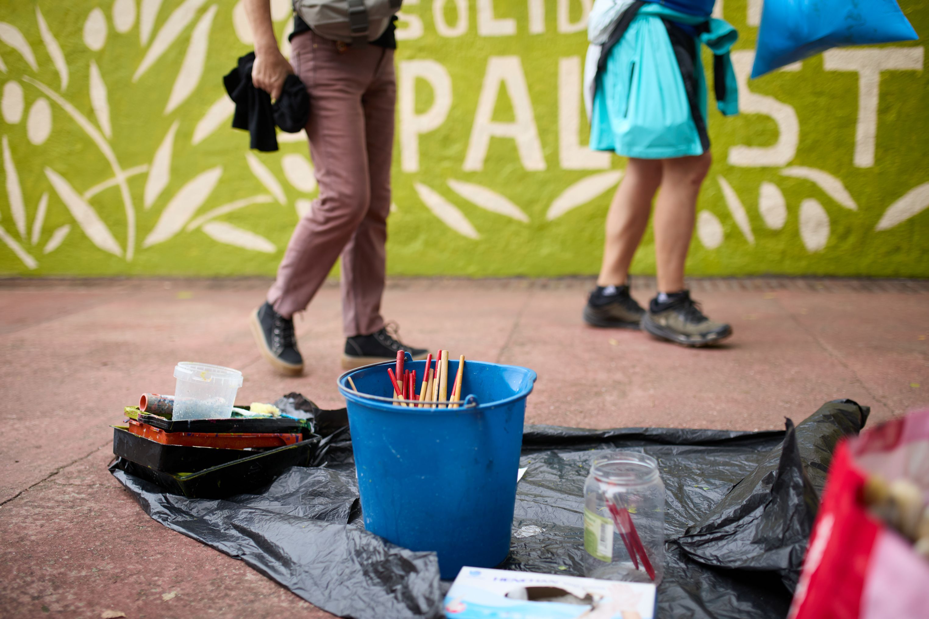 Els veïns participen en la pintada del mural. Foto: Elisabet Encina