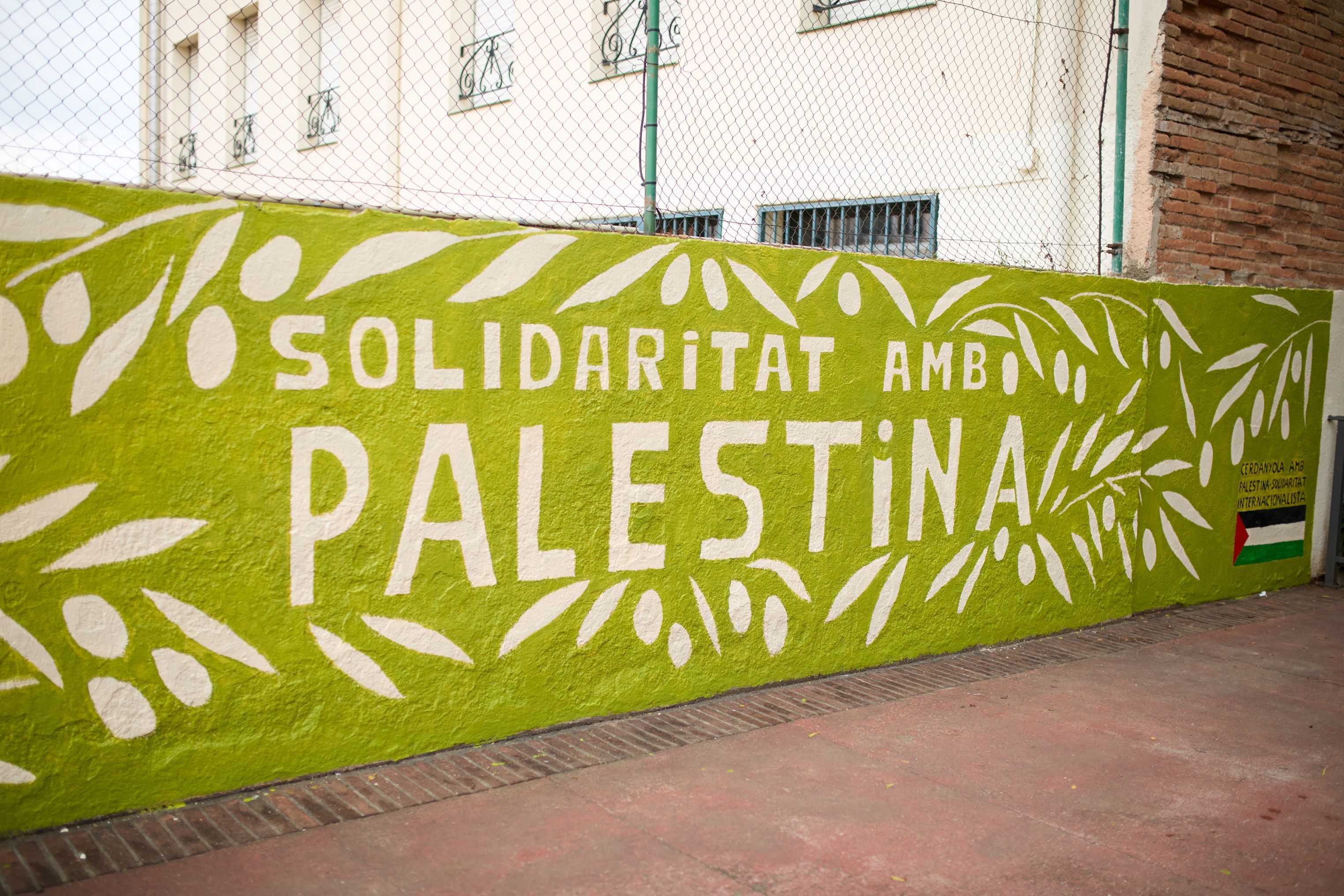 El mural solidari un cop finalitzat. Foto: Elisabet Encina