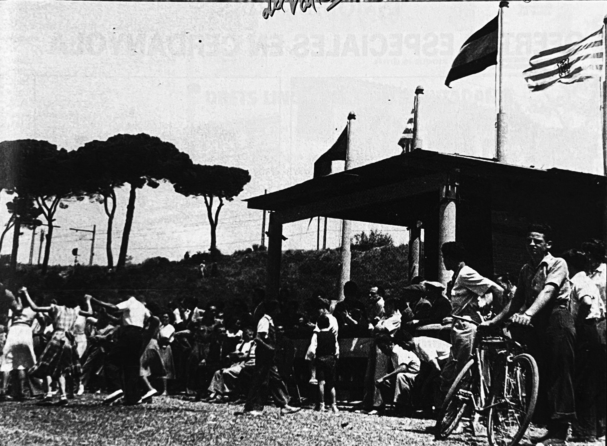 Ballada de sardanes a la desapareguda font d’Adam i Eva, als anys 40, publicada a la portada del TOT l'any 1997. Foto:  Arxiu TOT Cerdanyola / TOT 512