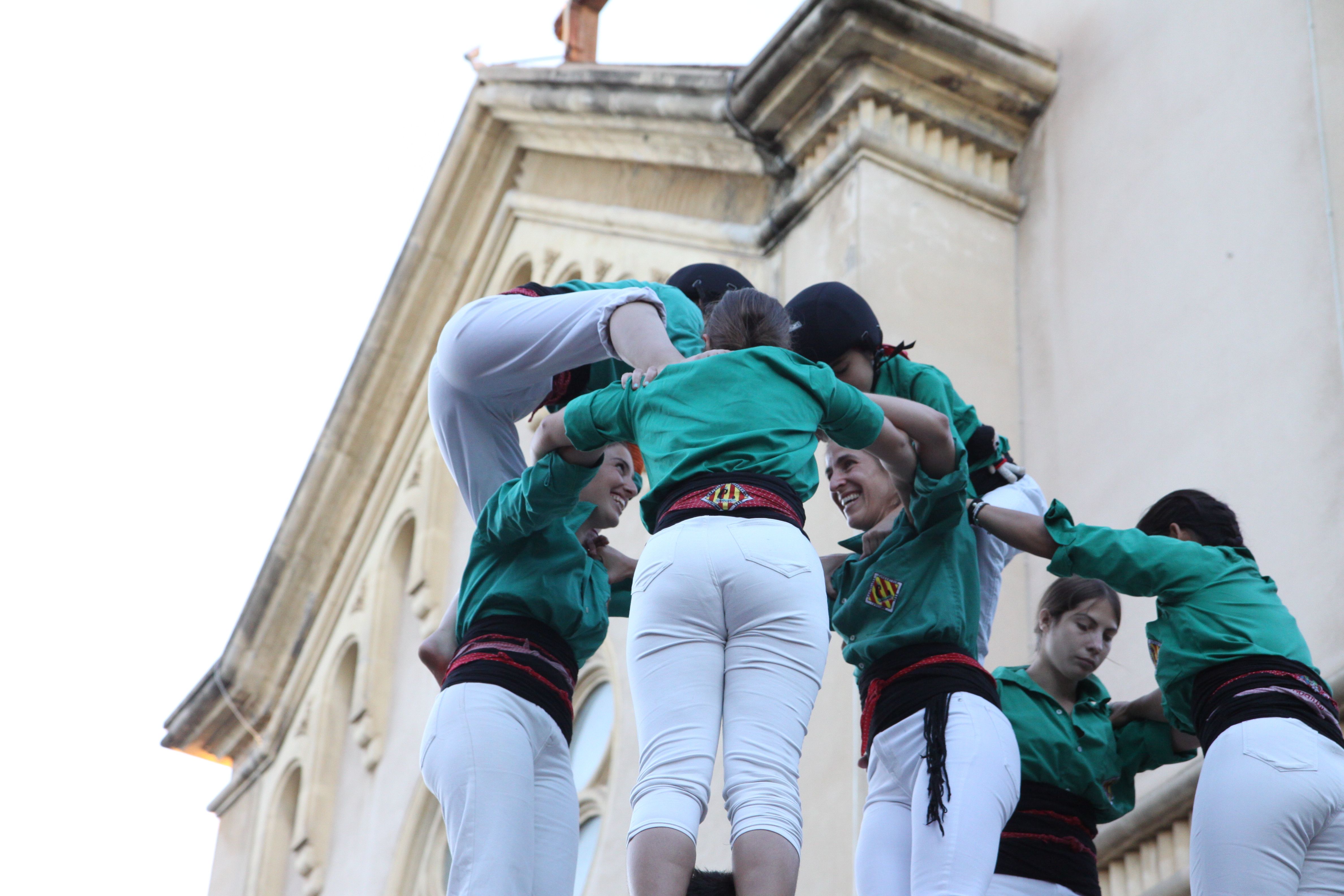 Somriures mentre es descarrega el castell (5 de 6). Foto: Laia Jubany