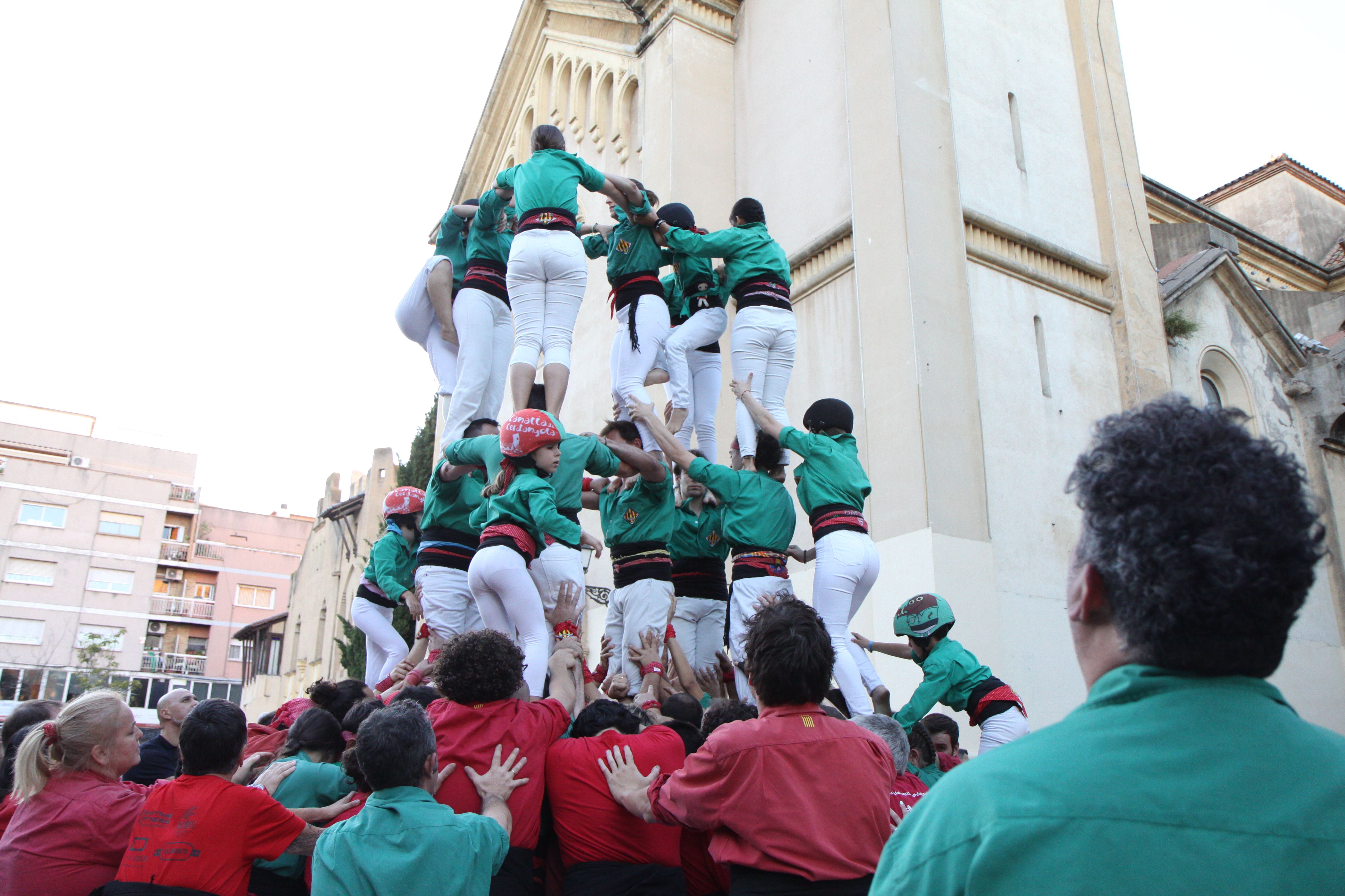 El cap de colla dona les instruccions per carregar el castell (5 de 6). Foto: Laia Jubany