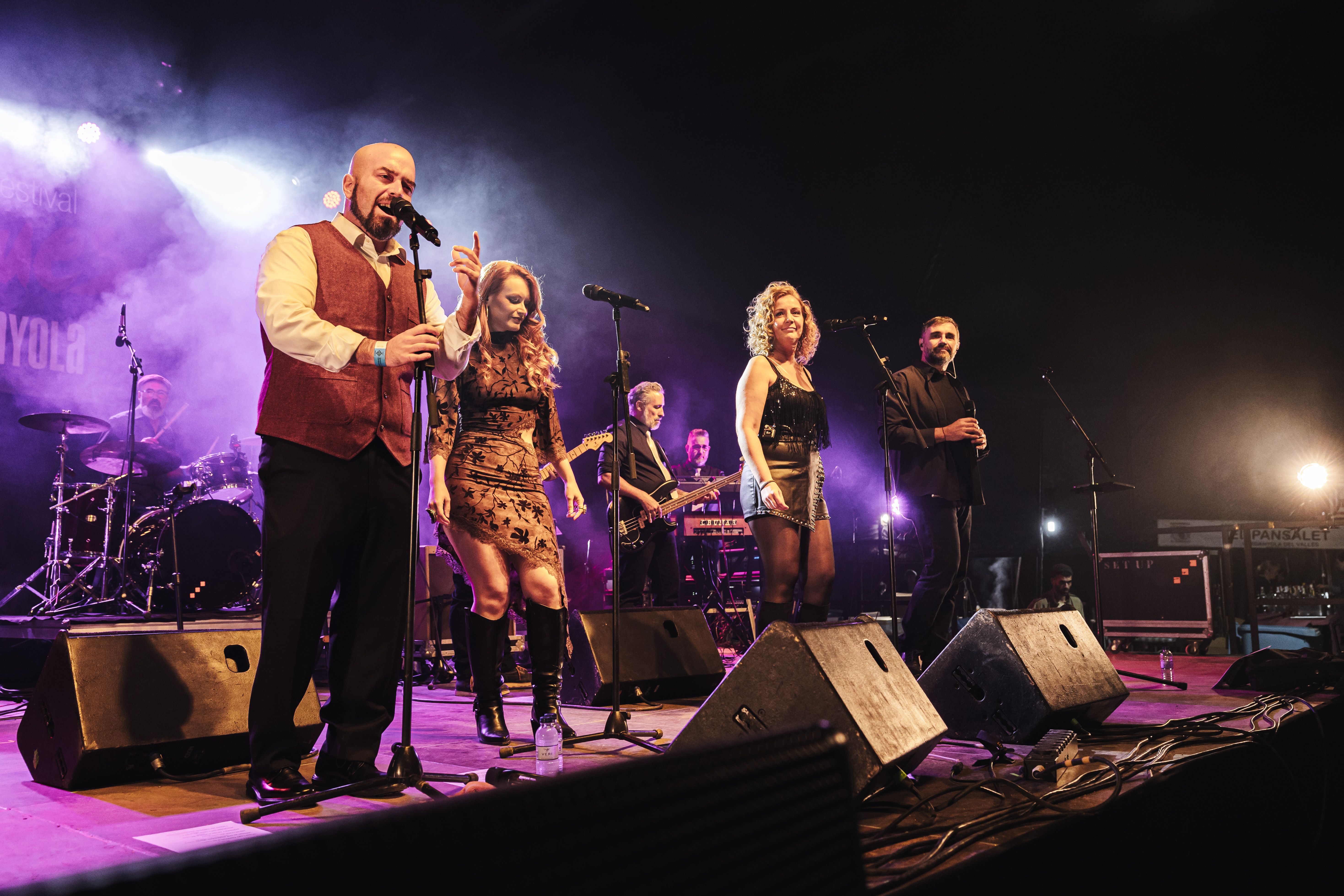 Diversos cantants comparteixen escenari en el retorn de la banda. FOTO: Arnau Padilla