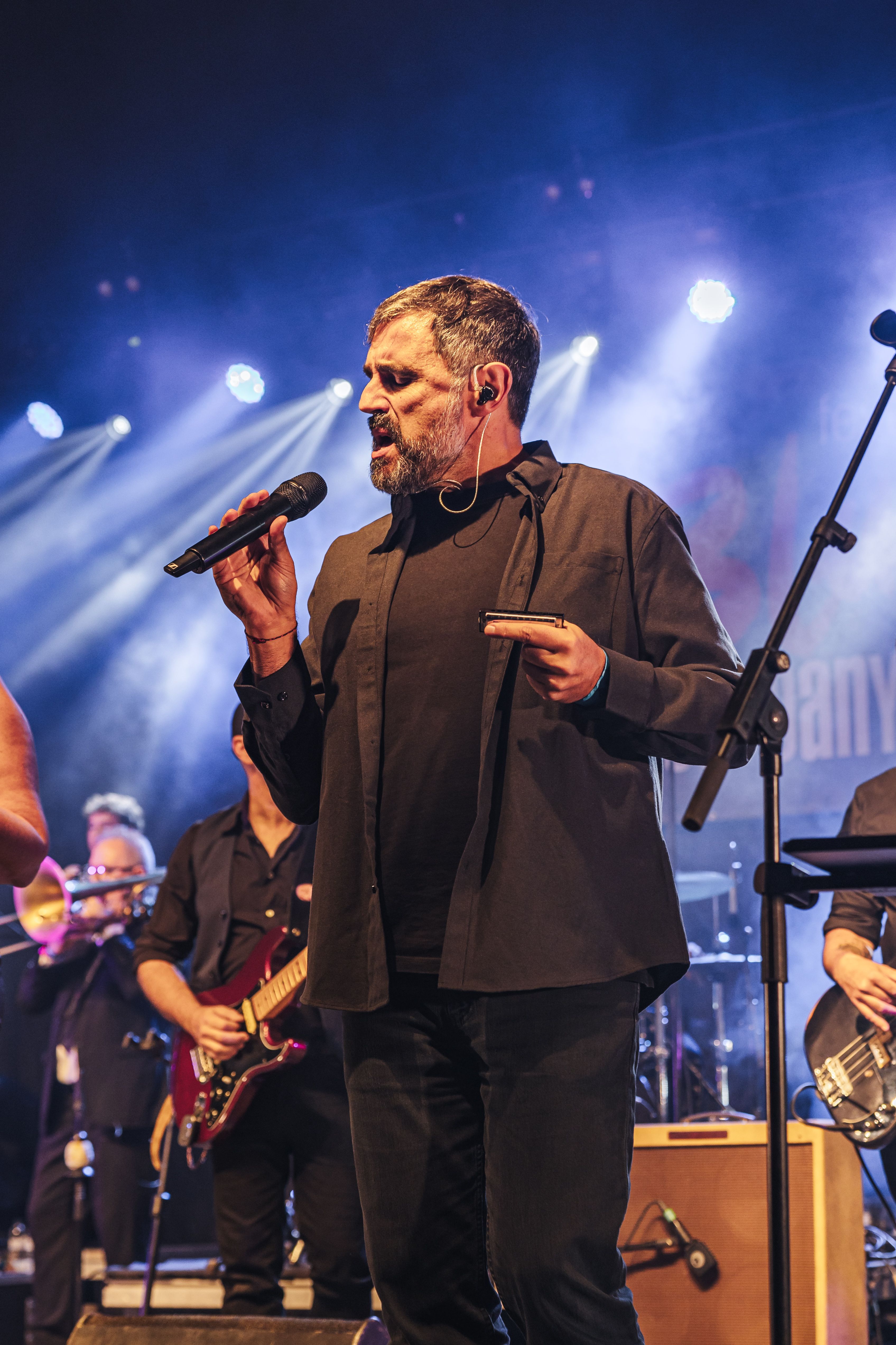 Un dels cantants de la formació durant la seva actuació. FOTO: Arnau Padilla