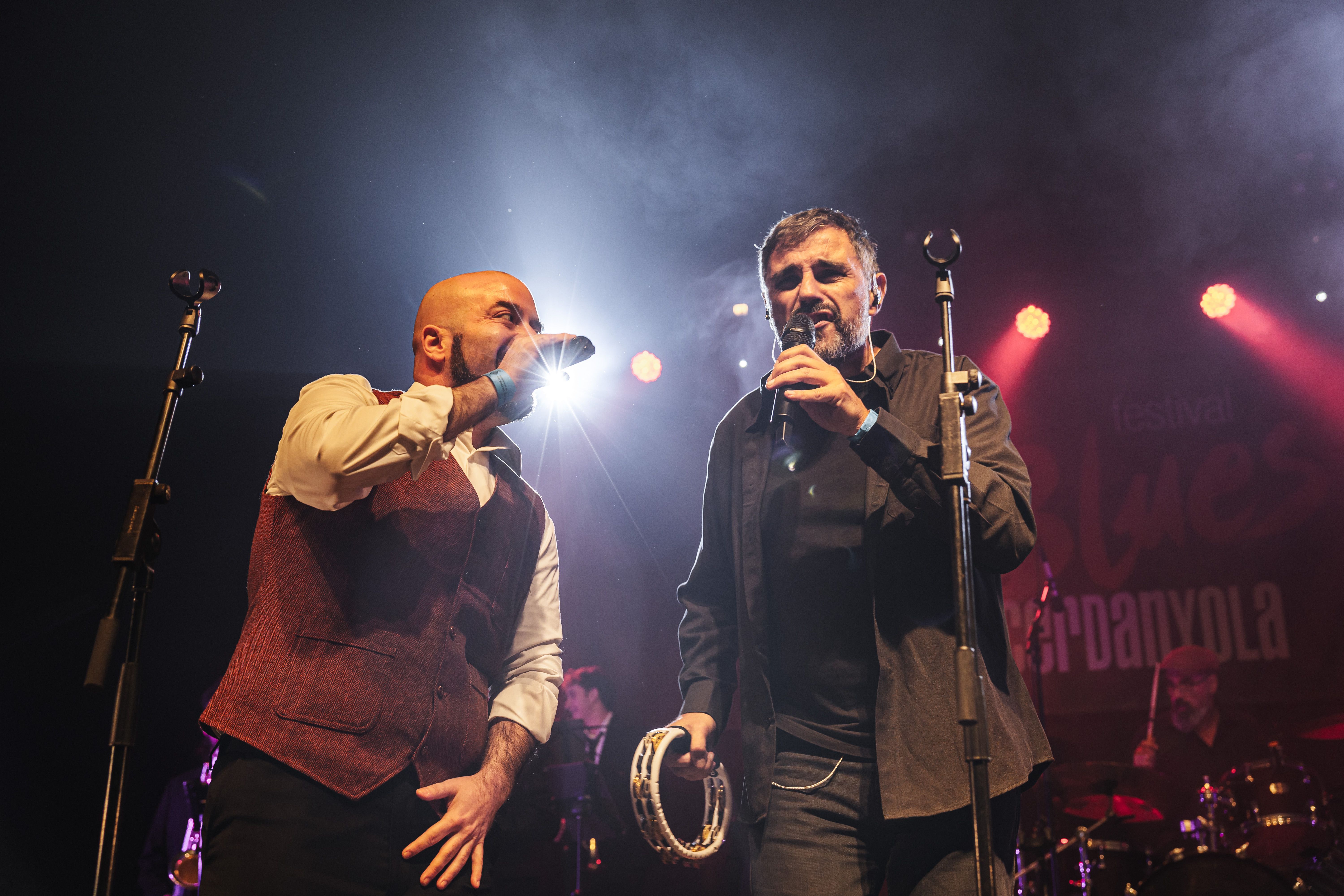 Dos vocalistes comparteixen un dels moments del concert. FOTO: Arnau Padilla