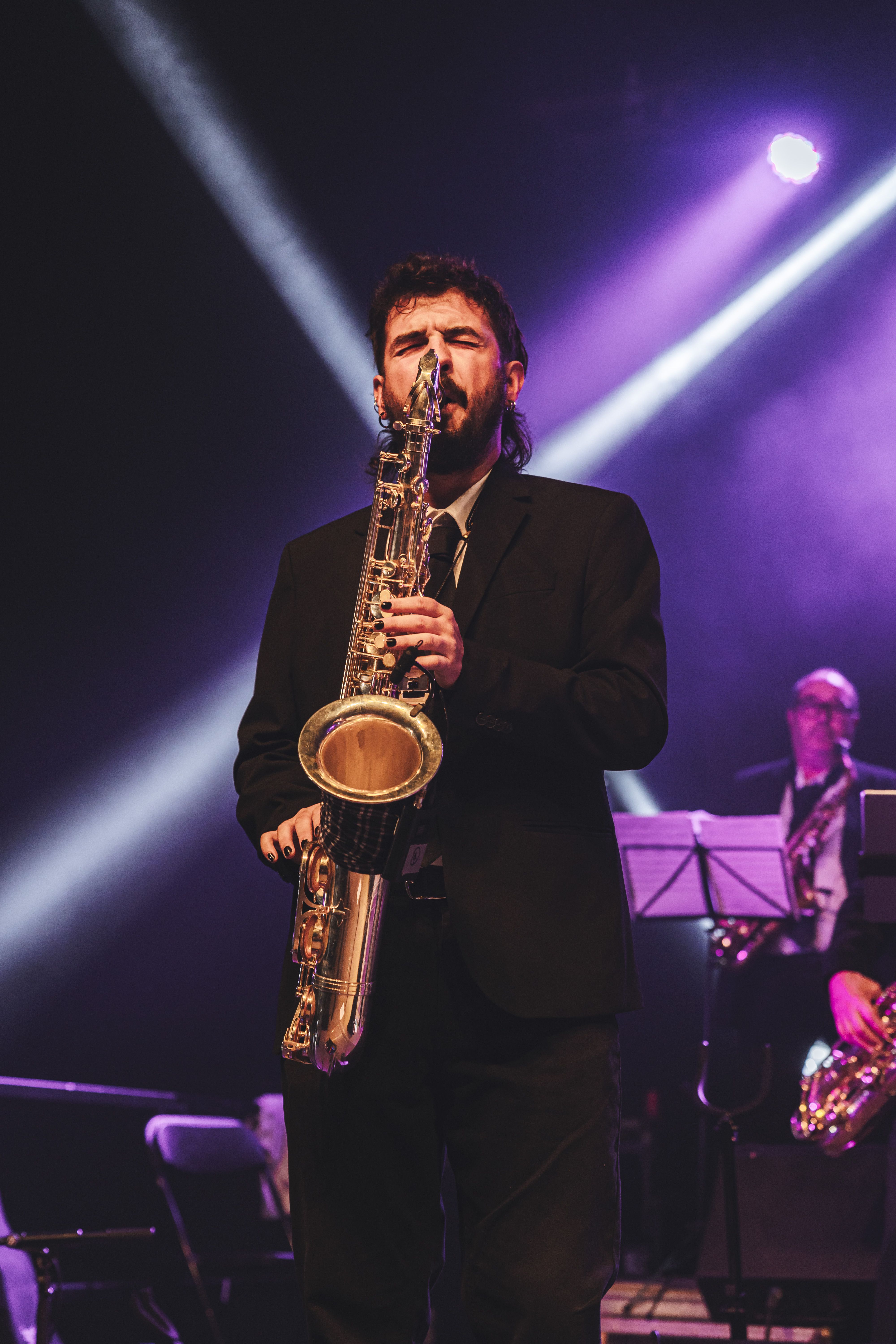 Víctor González, saxofonista de la Cerdanyola Blues Band, durant el concert a la Carpa Xarau. FOTO: Arnau Padilla. FOTO: Arnau Padilla