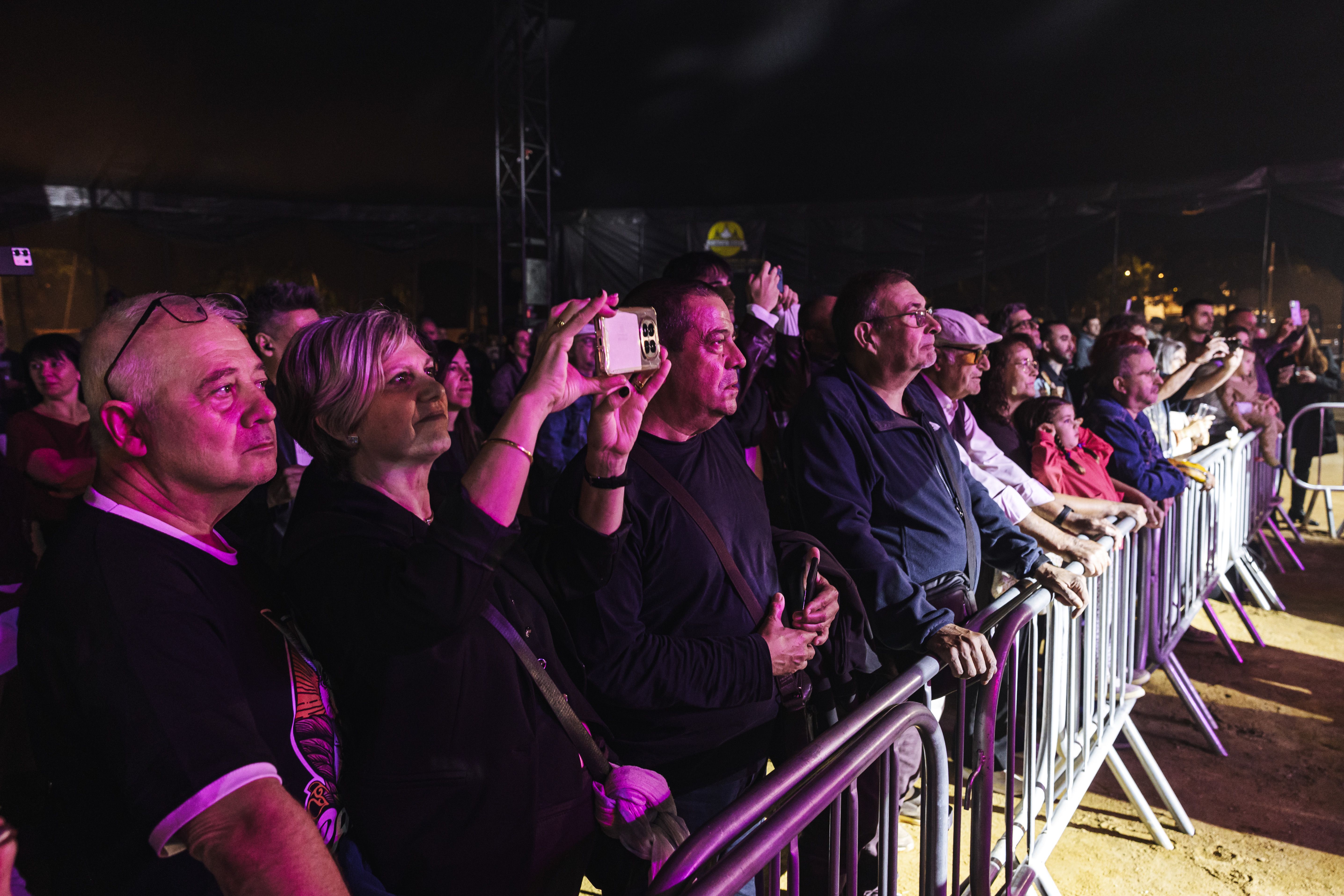 El públic gaudeix del concert a la Carpa Xarau amb capacitat per a 3.000 persones. FOTO: Arnau Padilla