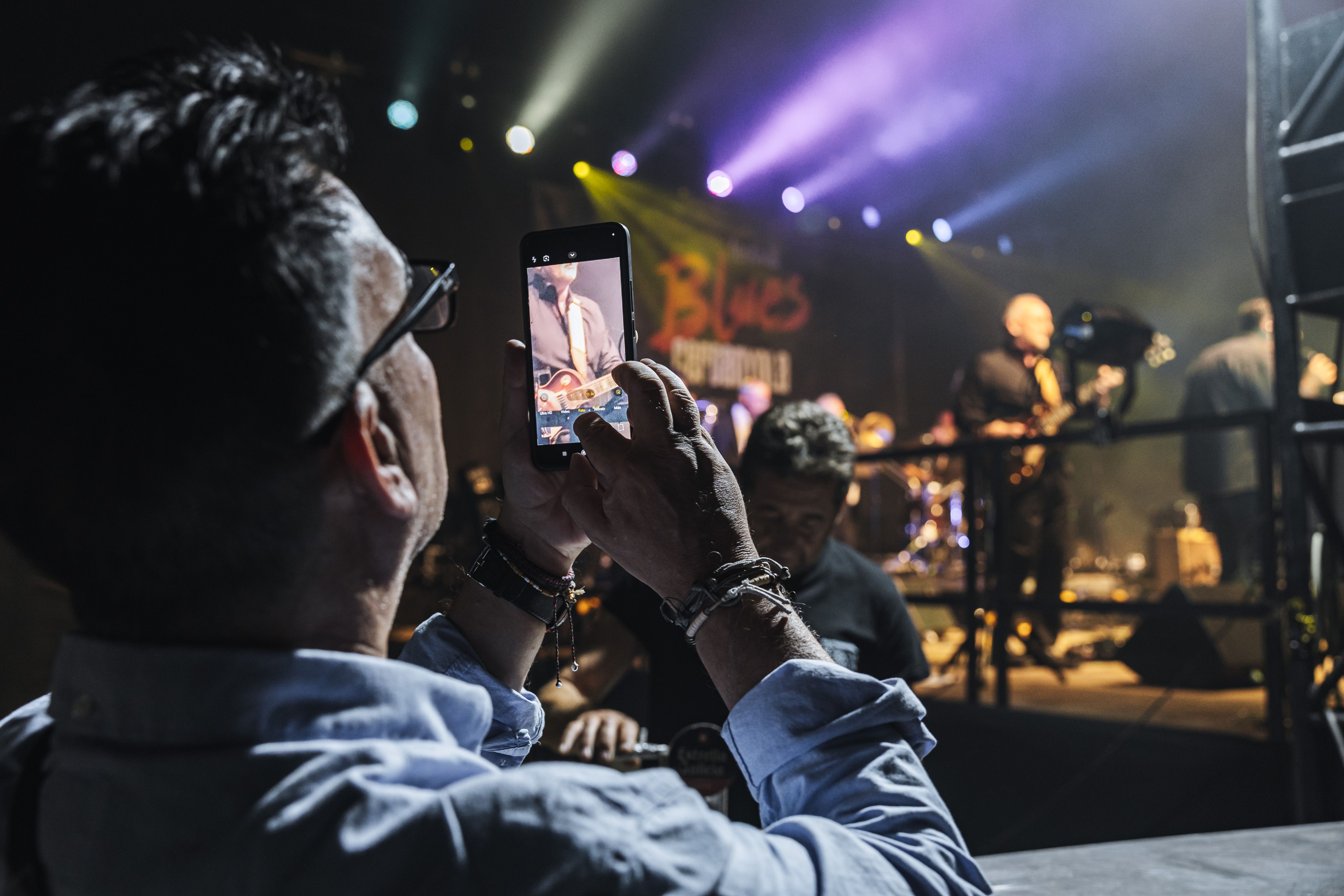 El concert de la Cerdanyola Blues Band, captat amb el mòbil des del públic. FOTO: Arnau Padilla