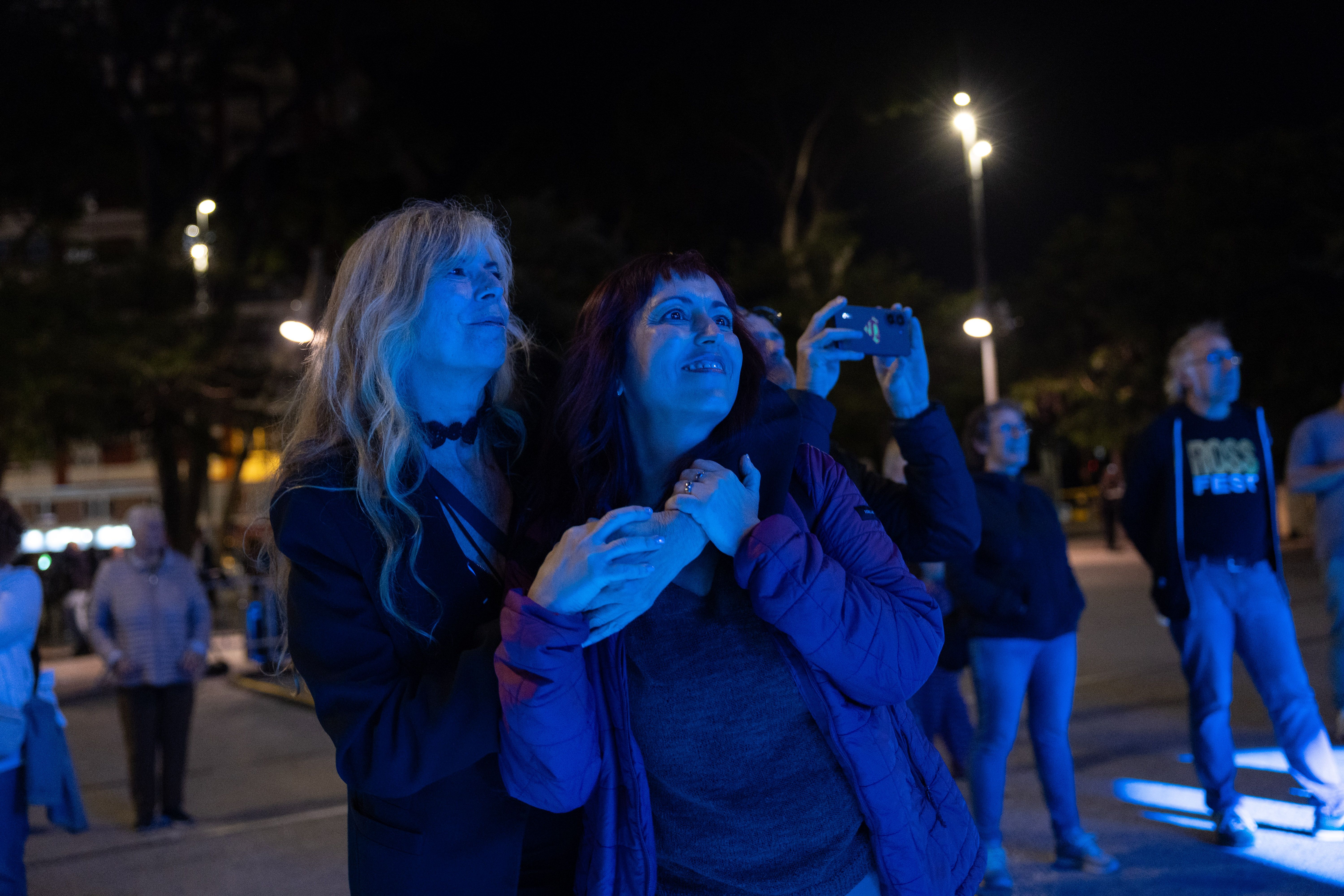 Dues espectadores segueixen el concert des del pla de les Alzines. FOTO: Arnau Padilla