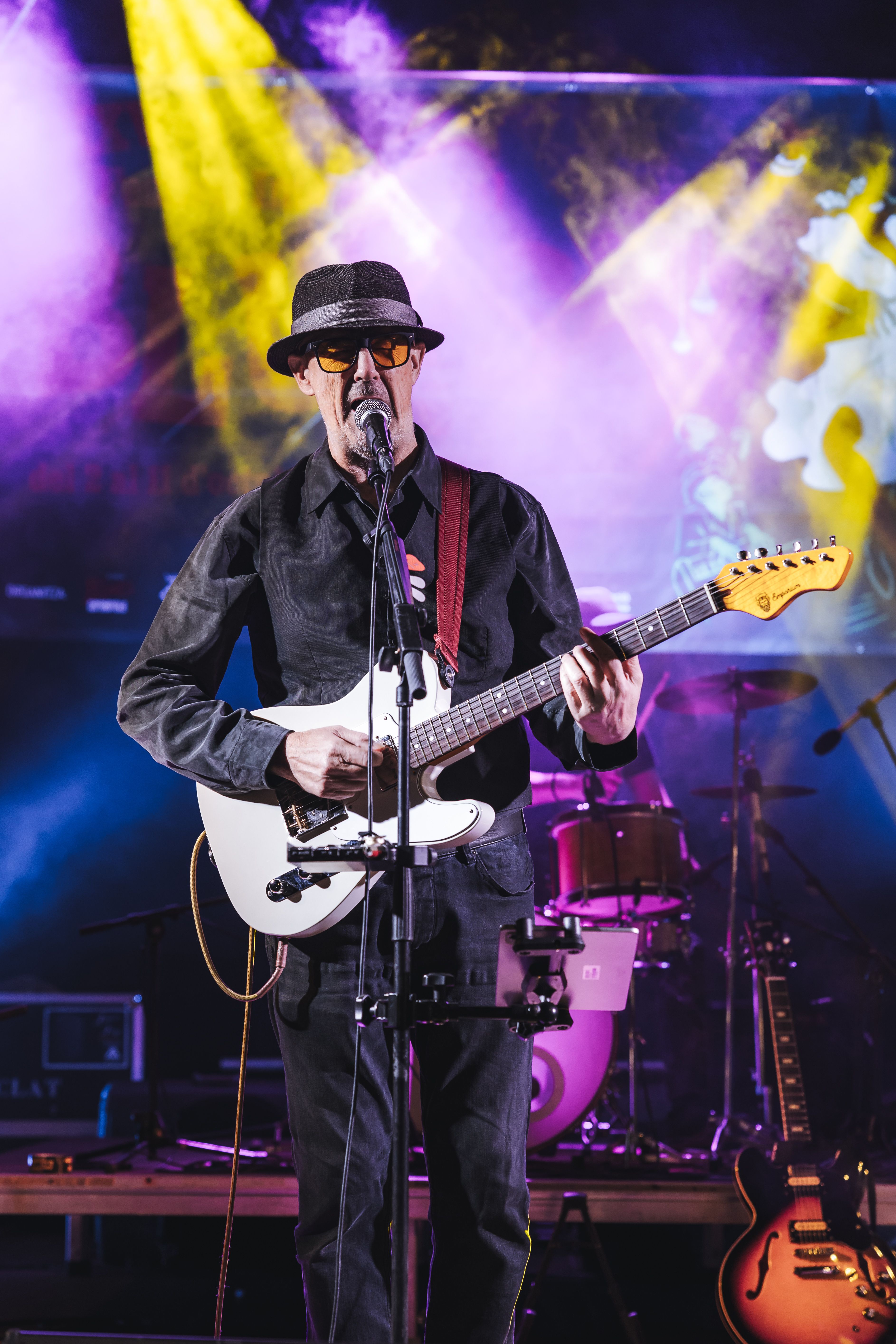 Antonio Hidalgo, cantant i guitarrista de Le Blues Troupe, sota el focus de l'escenari durant el concert al pla de les Alzines. FOTO: Arnau Padilla