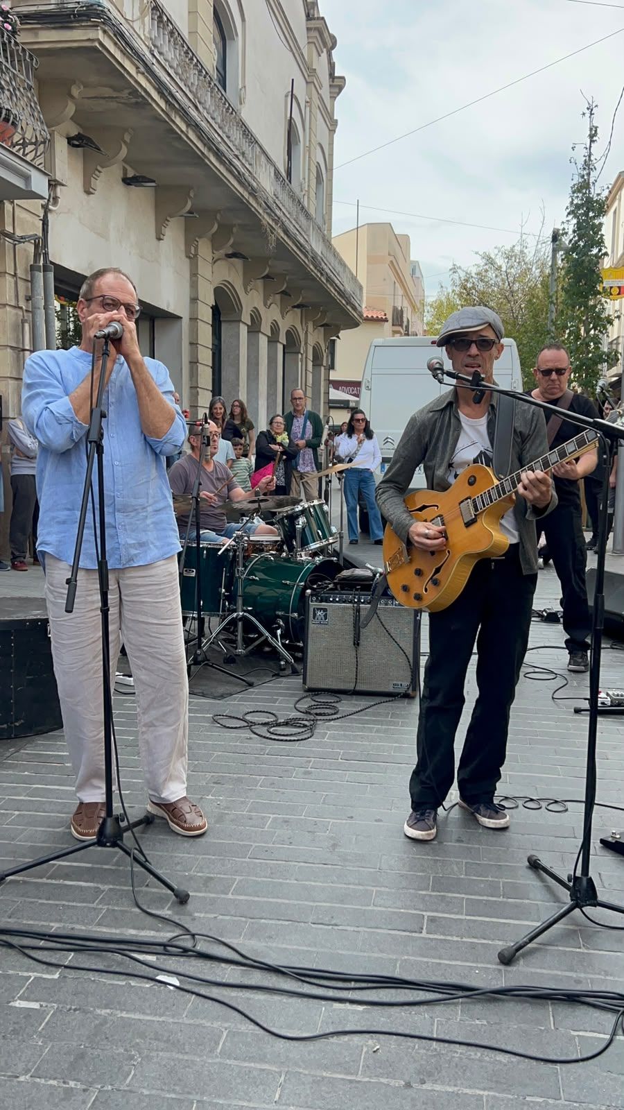 Tiger Kowalsky y Los Despedidos omplen el carrer Sant Ramon de ritme. Foto: Judit Josa