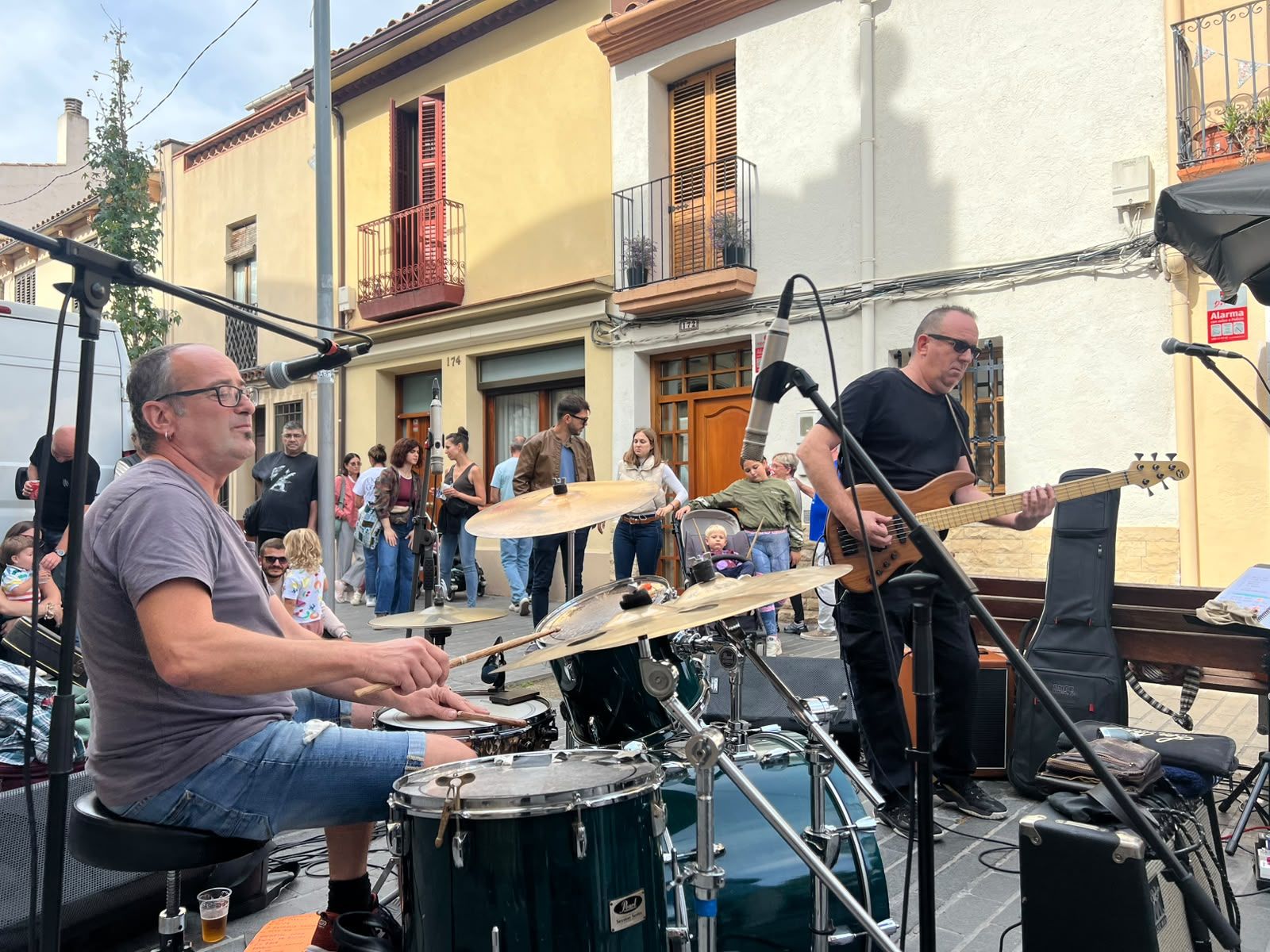  Tiger Kowalsky y Los Despedidos omplen el carrer Sant Ramon de ritme. Foto: Judit Josa