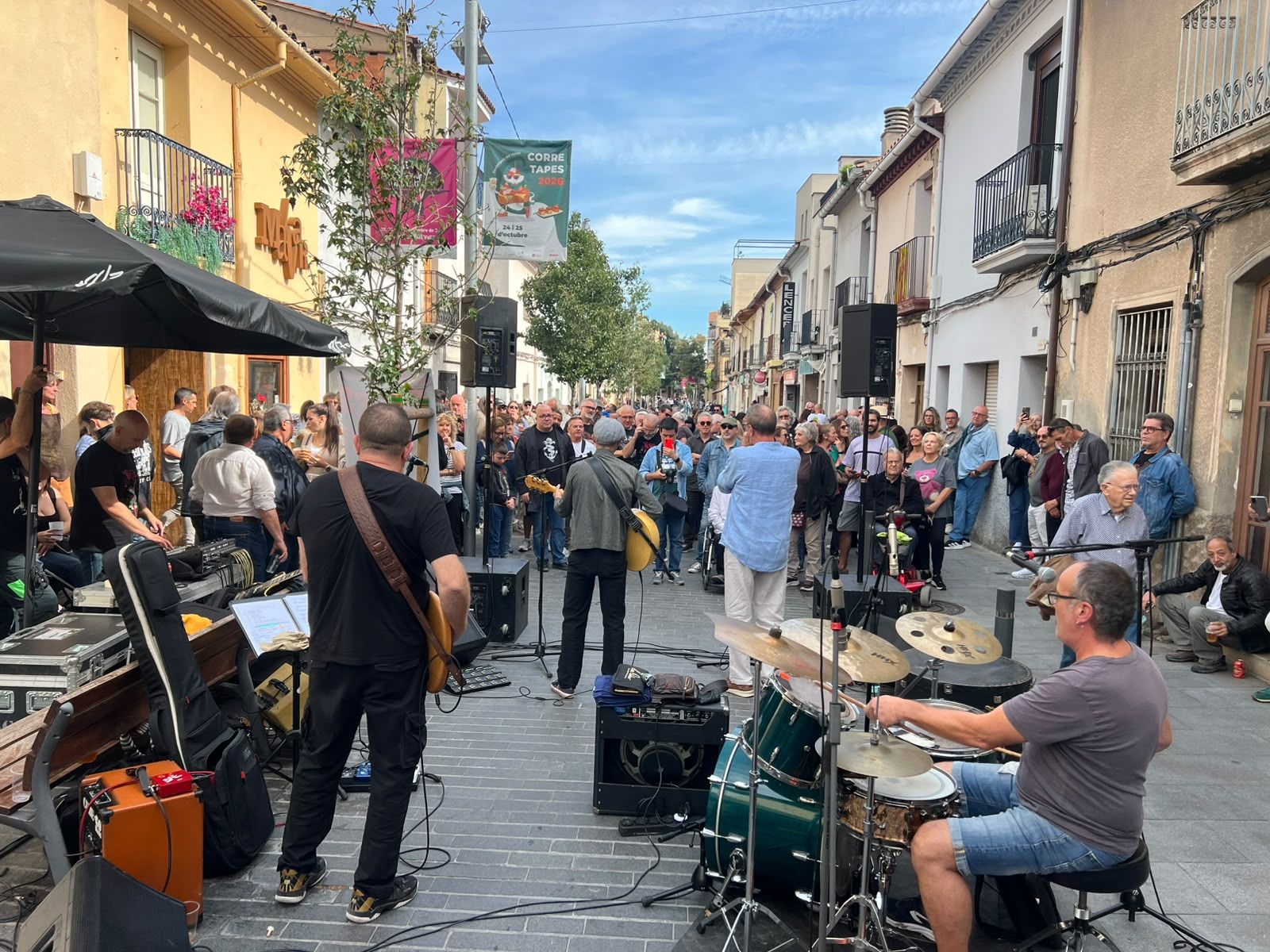  Tiger Kowalsky y Los Despedidos omplen el carrer Sant Ramon de ritme. Foto: Judit Josa
