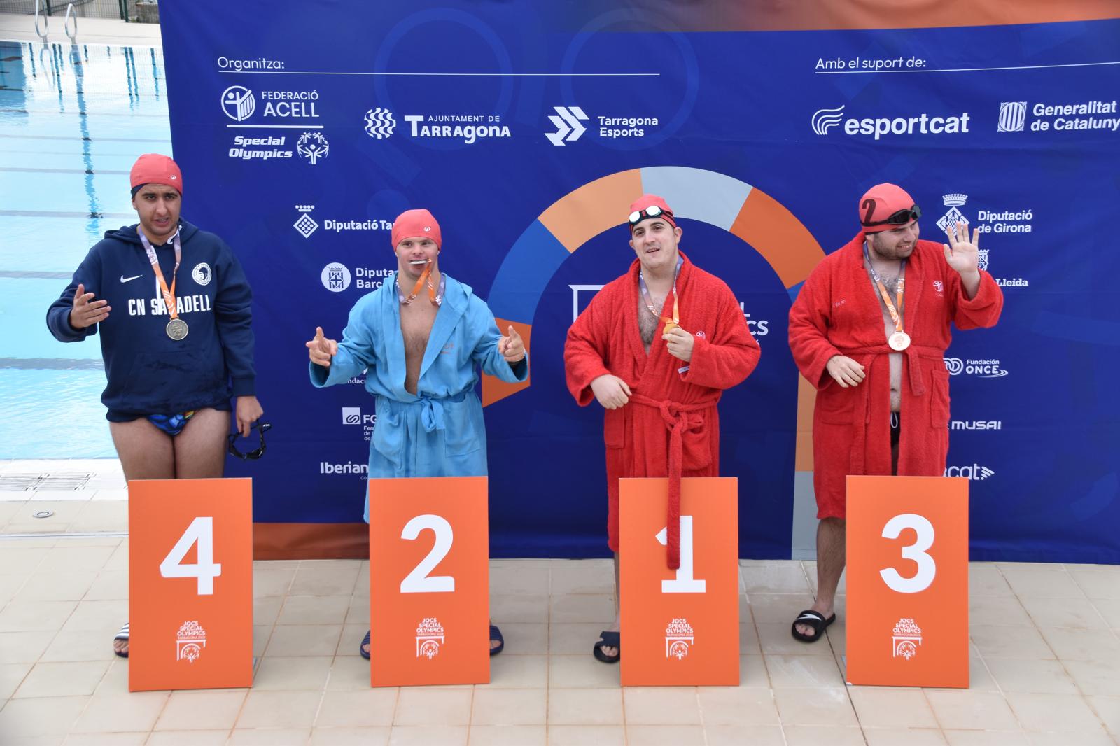 Els esportistes d’Aspadi amb les medalles aconseguides als Jocs Special Olympics de Tarragona. FOTO: Cedida per Aspadi