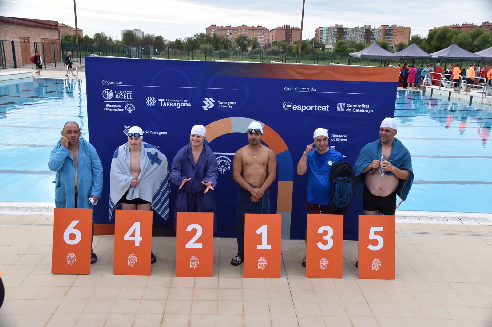Els esportistes reben els reconeixements després d'una de les proves de natació. FOTO: Cedida per Aspadi.