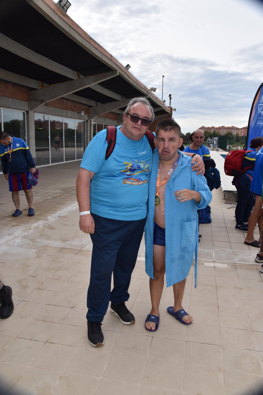 Un dels esportistes d'Aspadi mostra la medalla aconseguida durant els Jocs de Tarragona. FOTO: Cedida per Aspadi.
