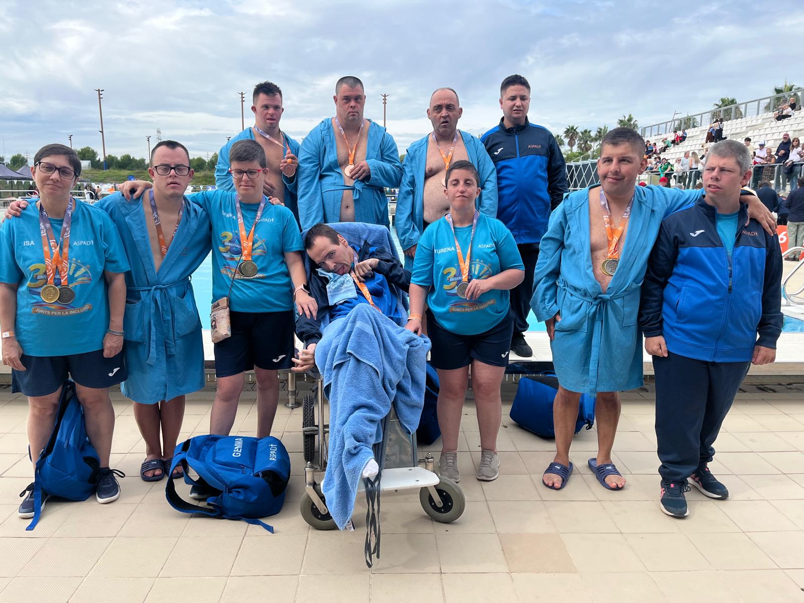Els esportistes d'Aspadi amb les medalles aconseguides als Jocs Special Olympics de Tarragona 2026. FOTO: Cedida per Aspadi
