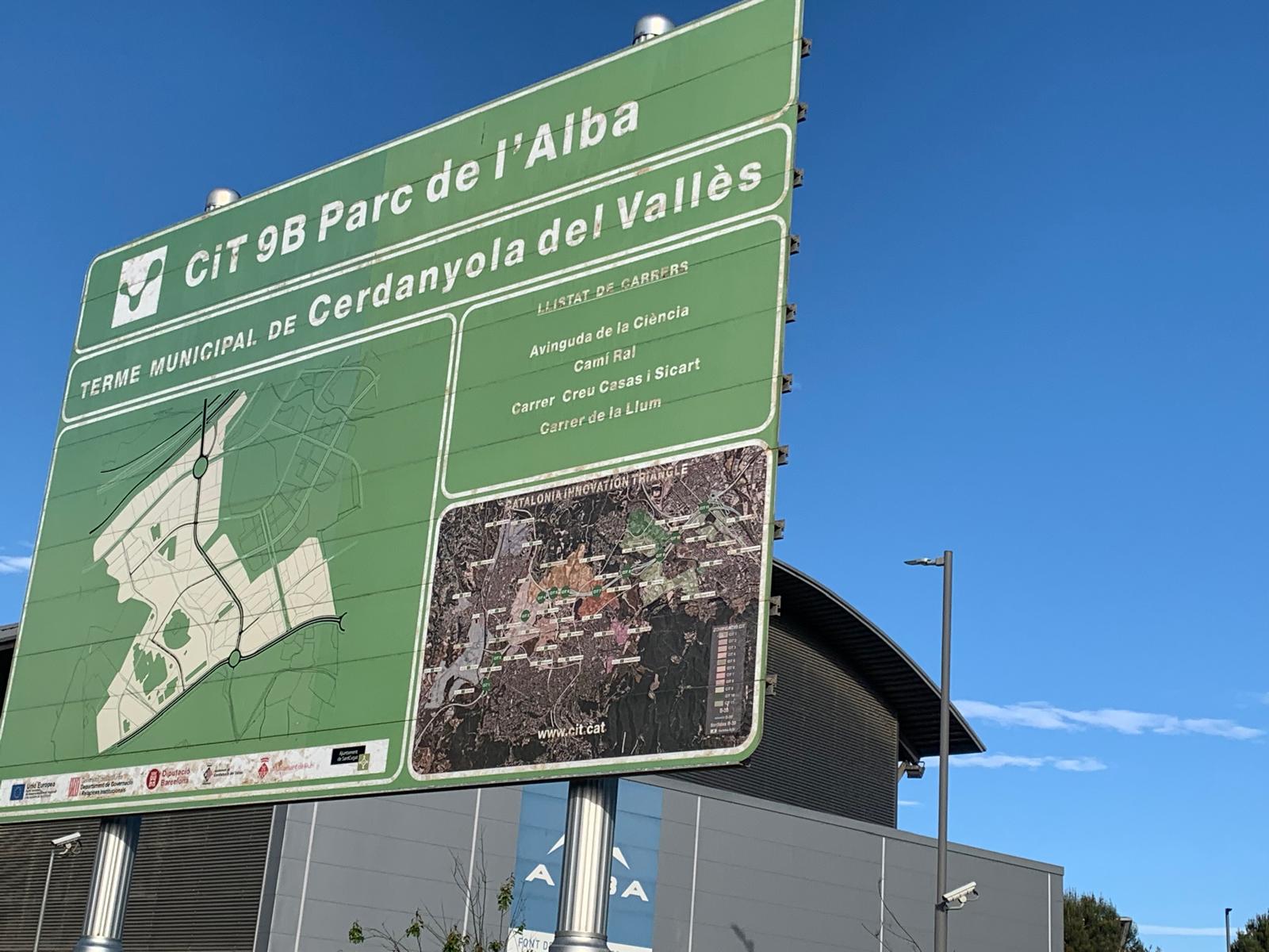 El cartell del Parc de l’Alba, un dels planejaments urbanístics més important de Catalunya, amb el Sincrotró Alba al fons. FOTO: Judit Josa