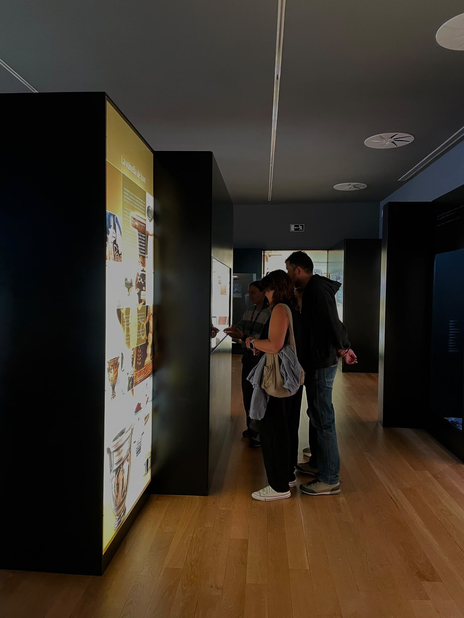 Prop d'una desena de persones han gaudit de la visita guiada a l'exposició permanent de Ca n'Oliver. Foto: Cedida