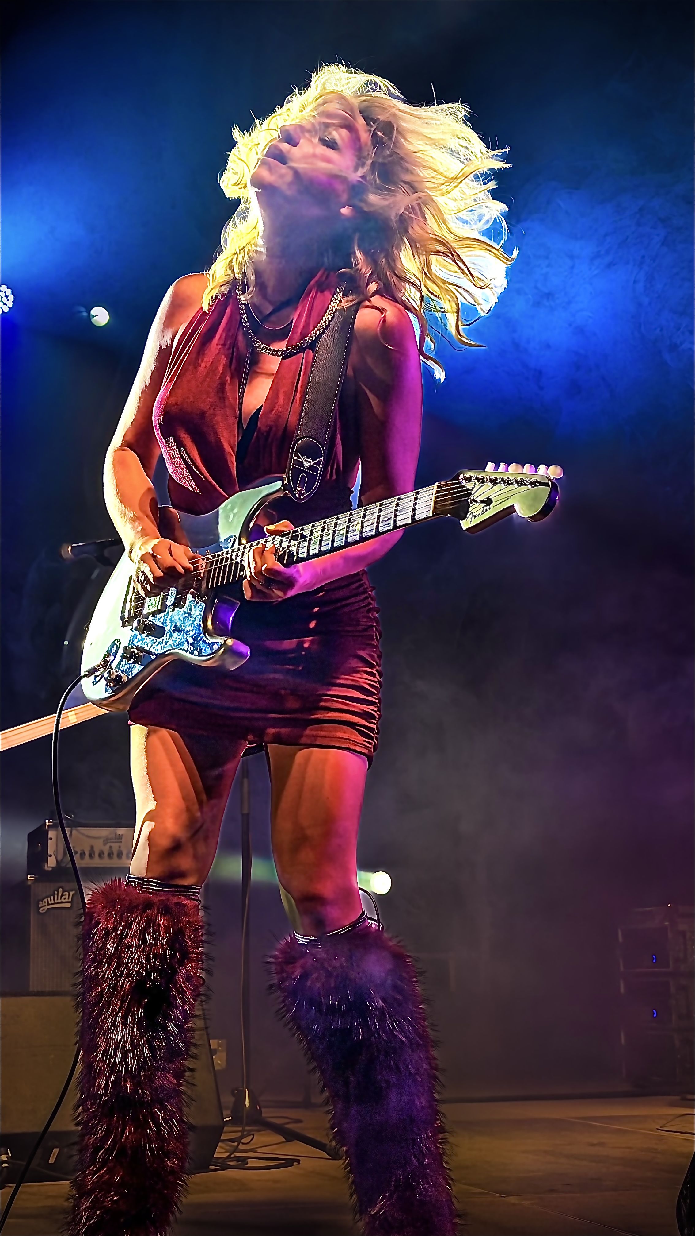 Ana Popovic, guitarra en mà, durant el concert de cloenda del Festival de Blues. FOTO: Carme Monclús