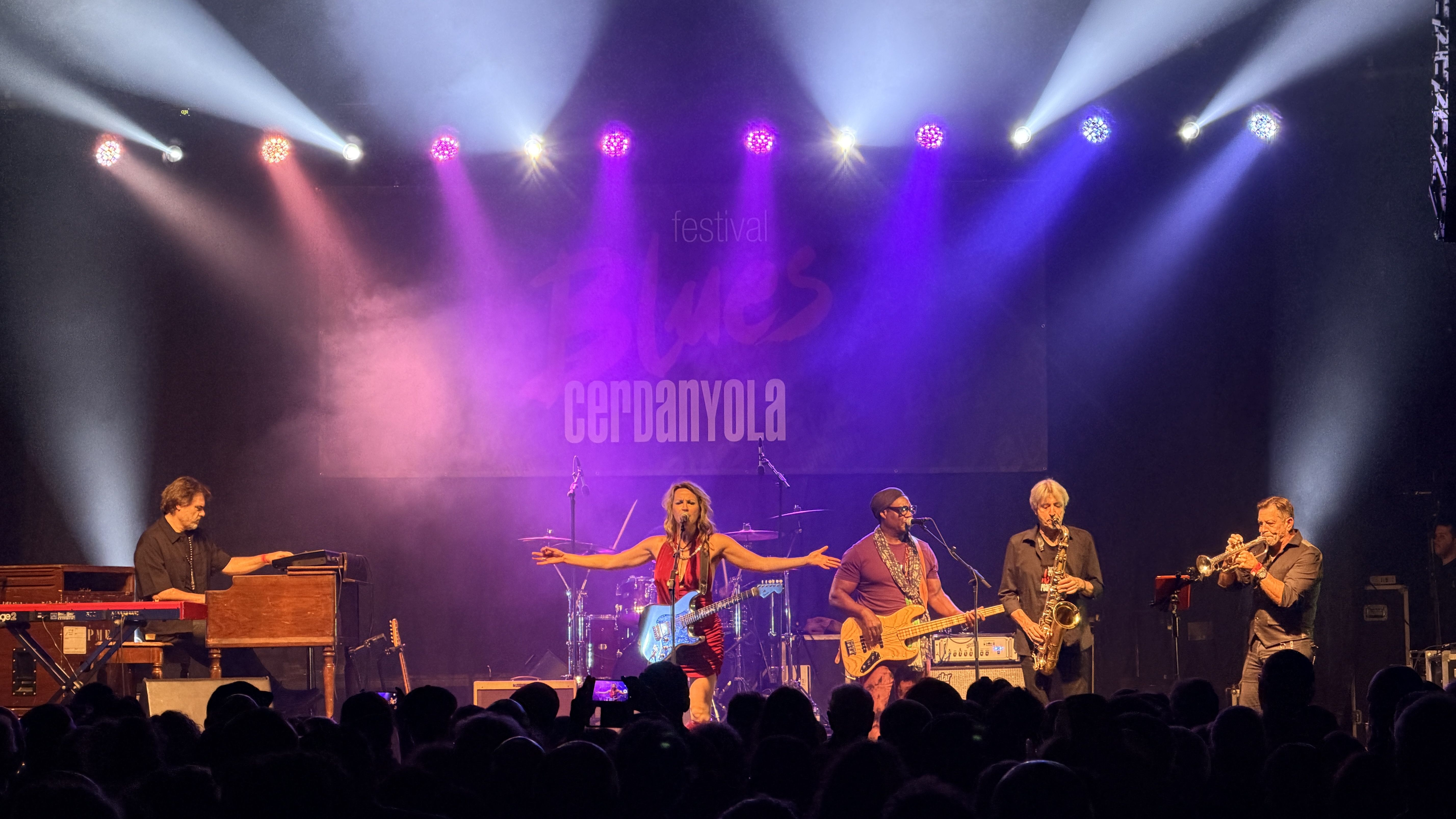 Ana Popovic i la seva banda, durant l'actuació a la Carpa Xarau. FOTO: Carme Monclús