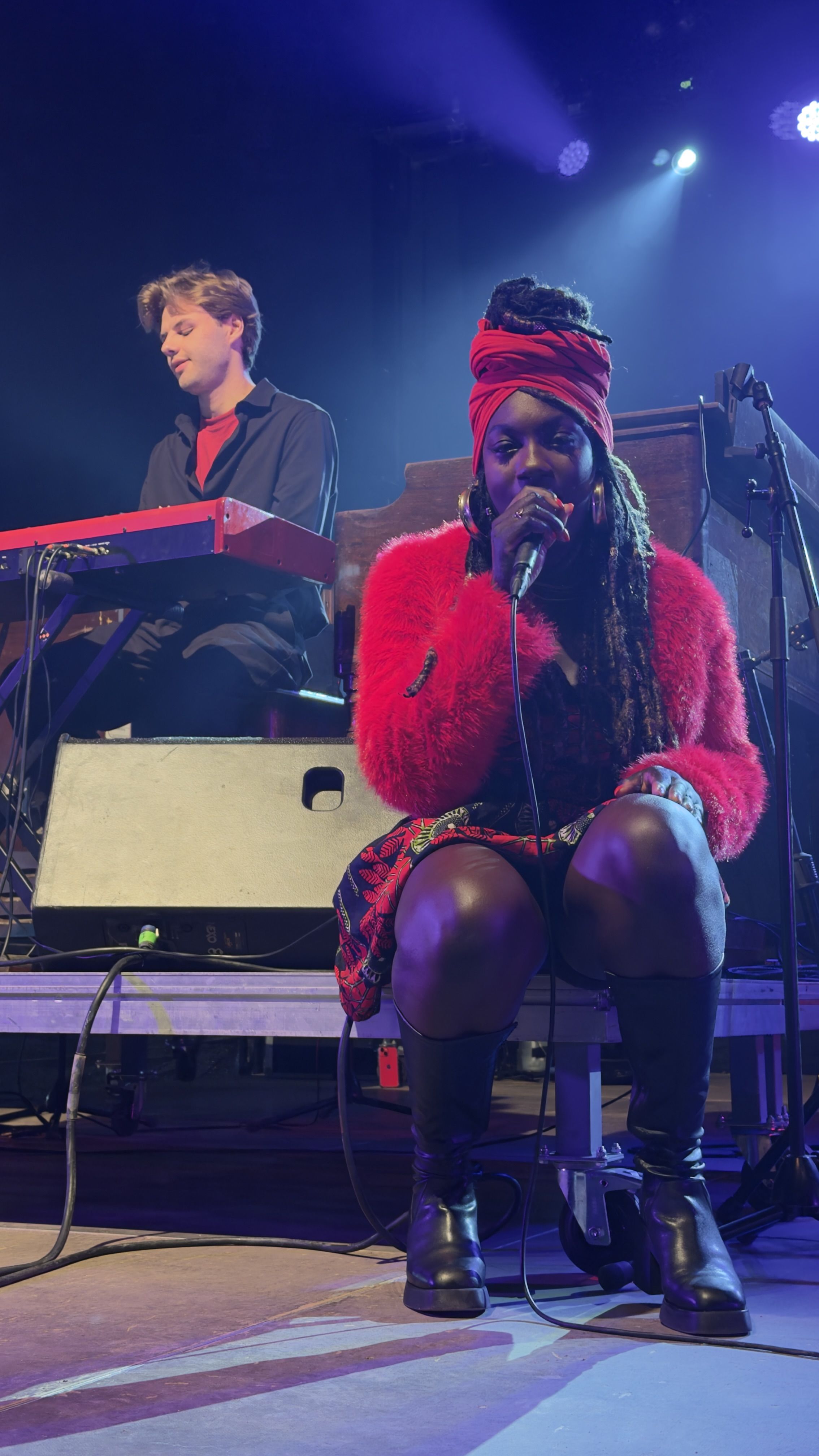 Adama Janlo canta asseguda a l'escenari, acompanyada pels seus músics. FOTO: Carme Monclús