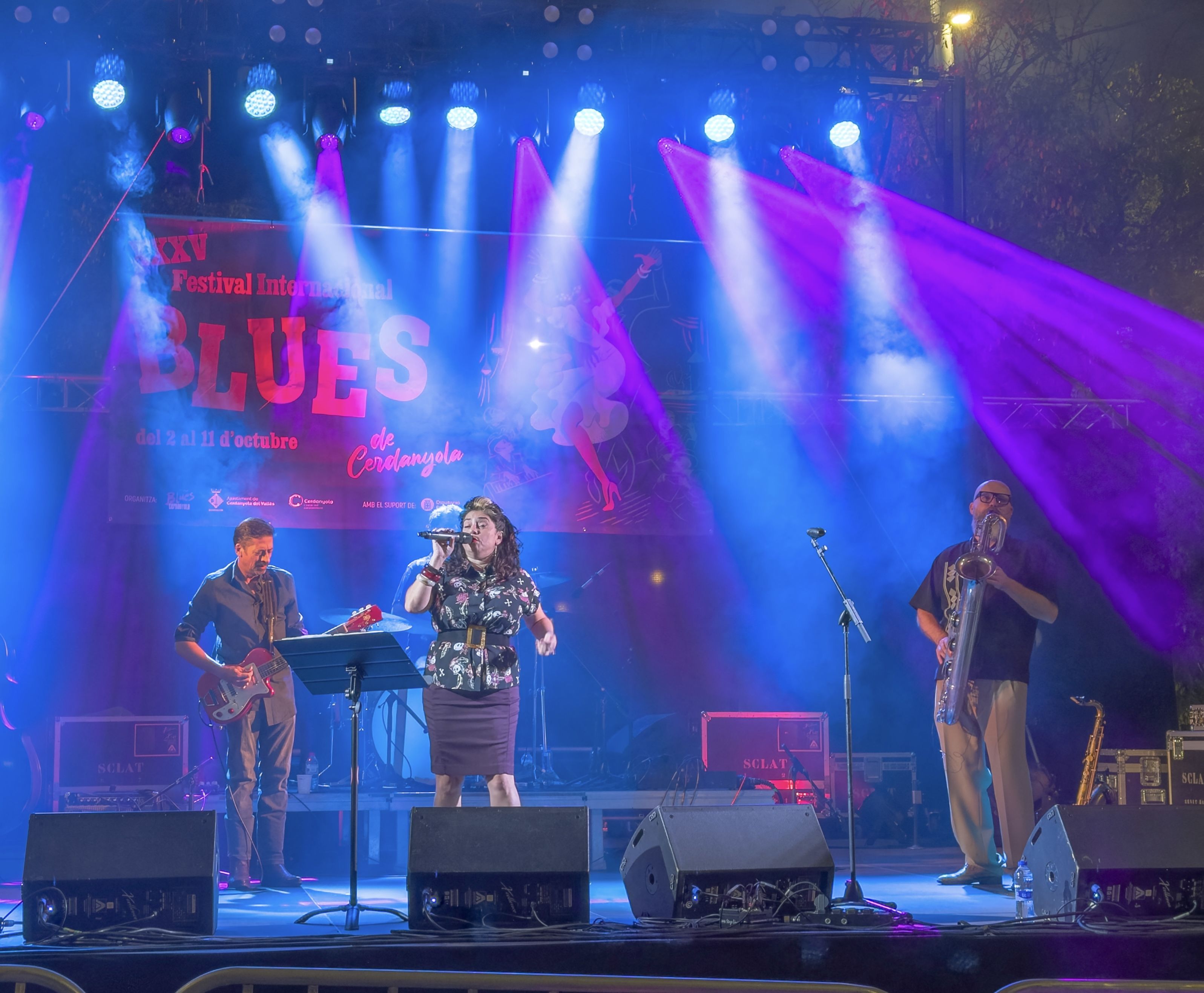 Els músics de The Rhythm Treasures comparteixen escenari amb Myriam Swanson. FOTO: Carme Monclús