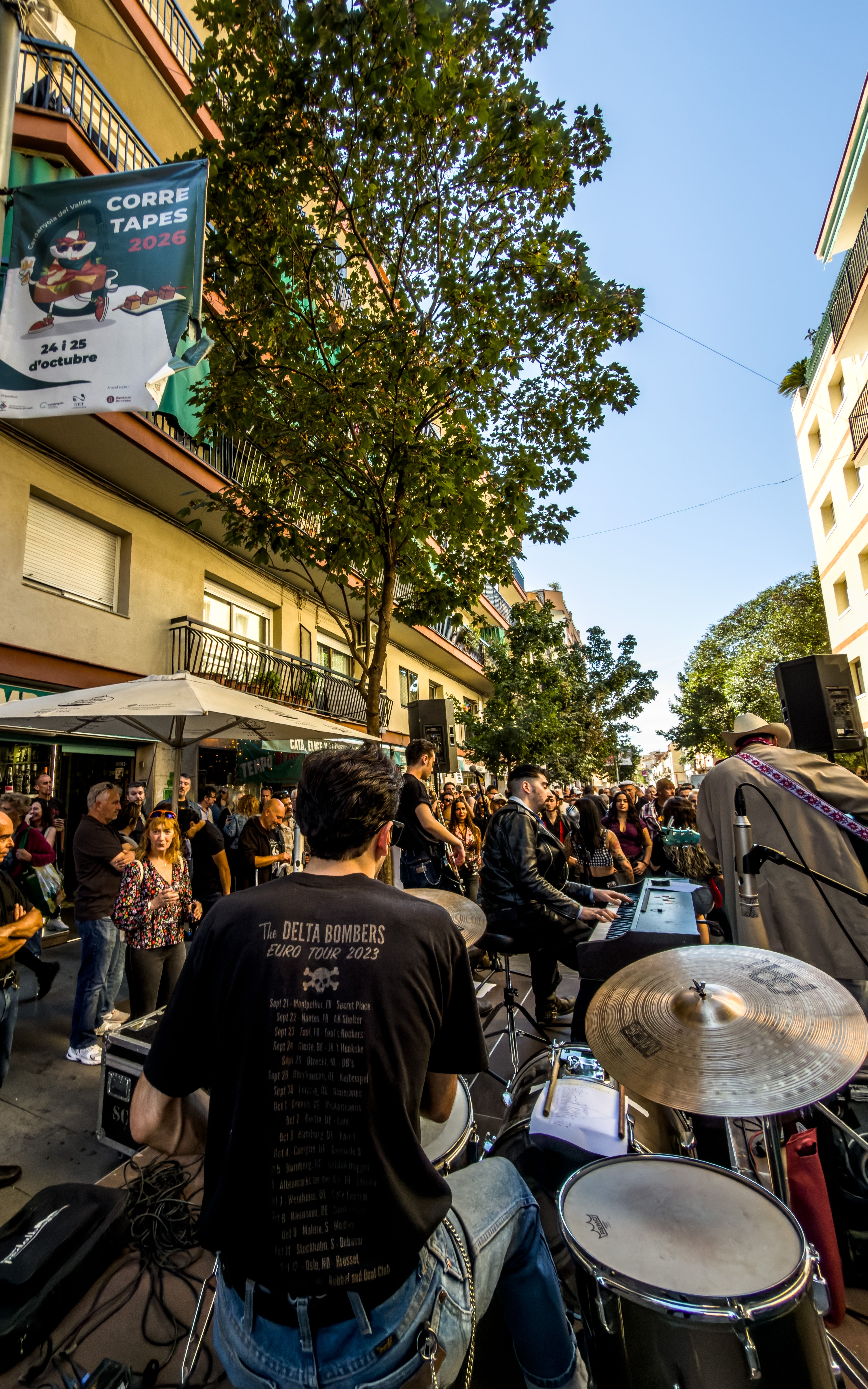 El públic segueix l'actuació de Local Crazy Rockers al carrer de Sant Ramon. FOTO: Carme Monclús