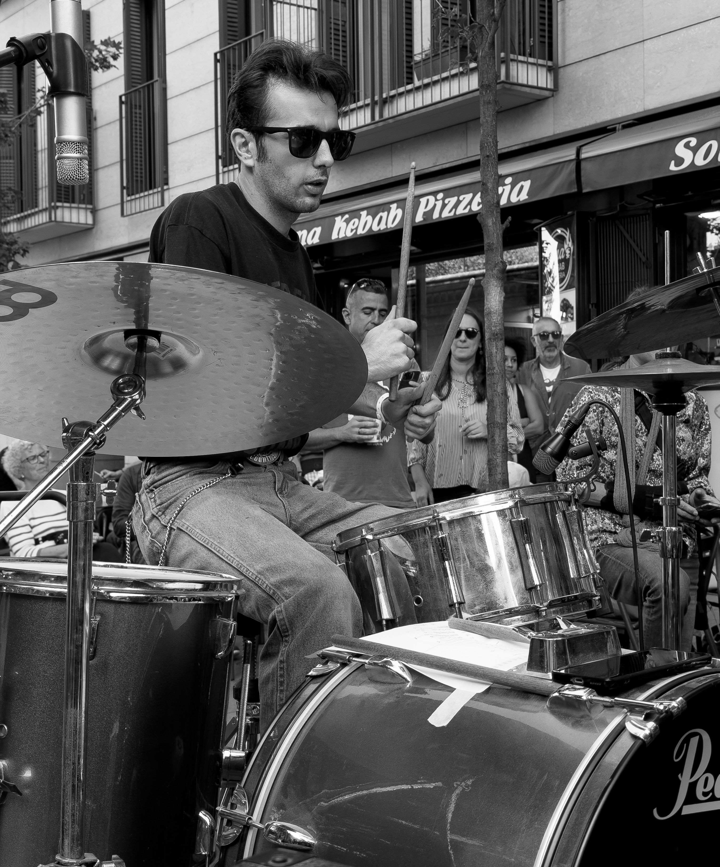 El bateria de Local Crazy Rockers durant l'actuació al carrer de Sant Ramon. FOTO: Carme Monclús