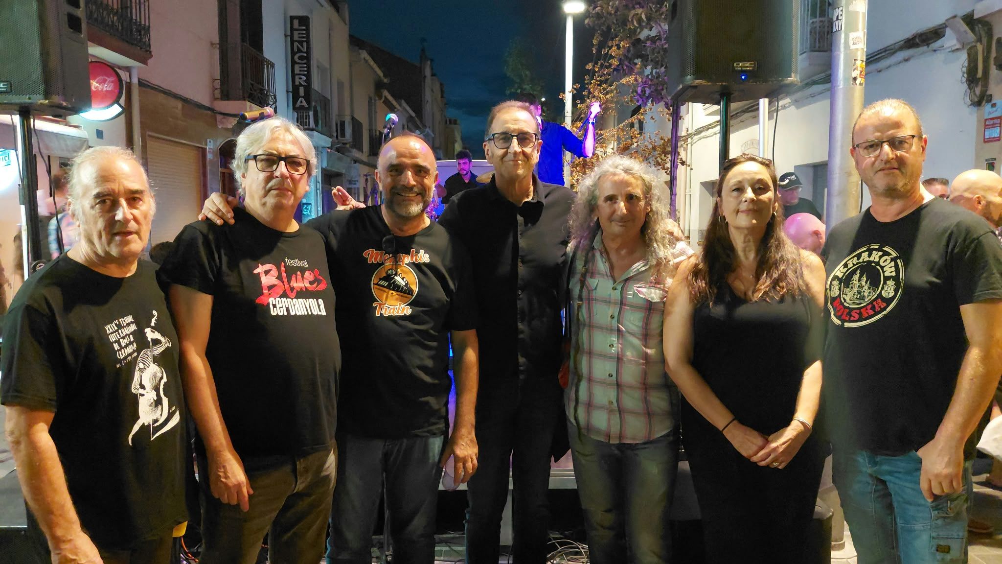 D’esquerra a dreta, Luis Hernández, Toni Álvaro, Juan Antonio Hidalgo, Manel Ibarro, Carra, Roser Anglarill i Edu Martos, impulsors i runners del Festival Internacional Blues de Cerdanyola, durant l’homenatge a Carra en la prèvia del festival, a Cal Pinxo, el dijous 1 d'octubre. FOTO: Cedida per Edu Martos