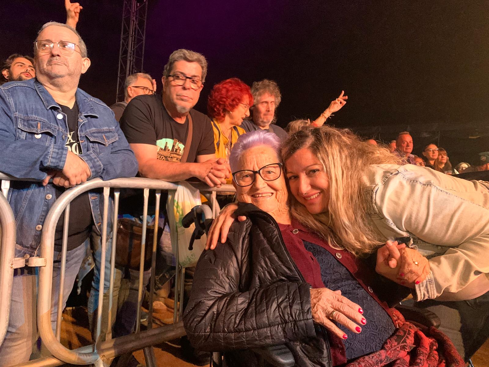 Dues generacions comparteixen el concert de la Cerdanyola Blues Band,  a la carpa Xarau. FOTO: Judit Josa