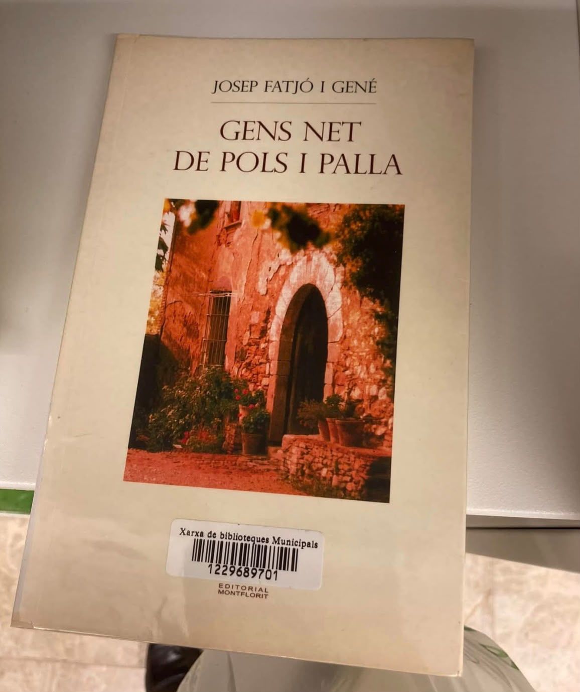 Gens net de pols i palla, de Josep Fatjó i Gené, és una altra de les publicacions que es conservaven a la biblioteca. FOTO: Cerdida Juan Antonio Hidalgo