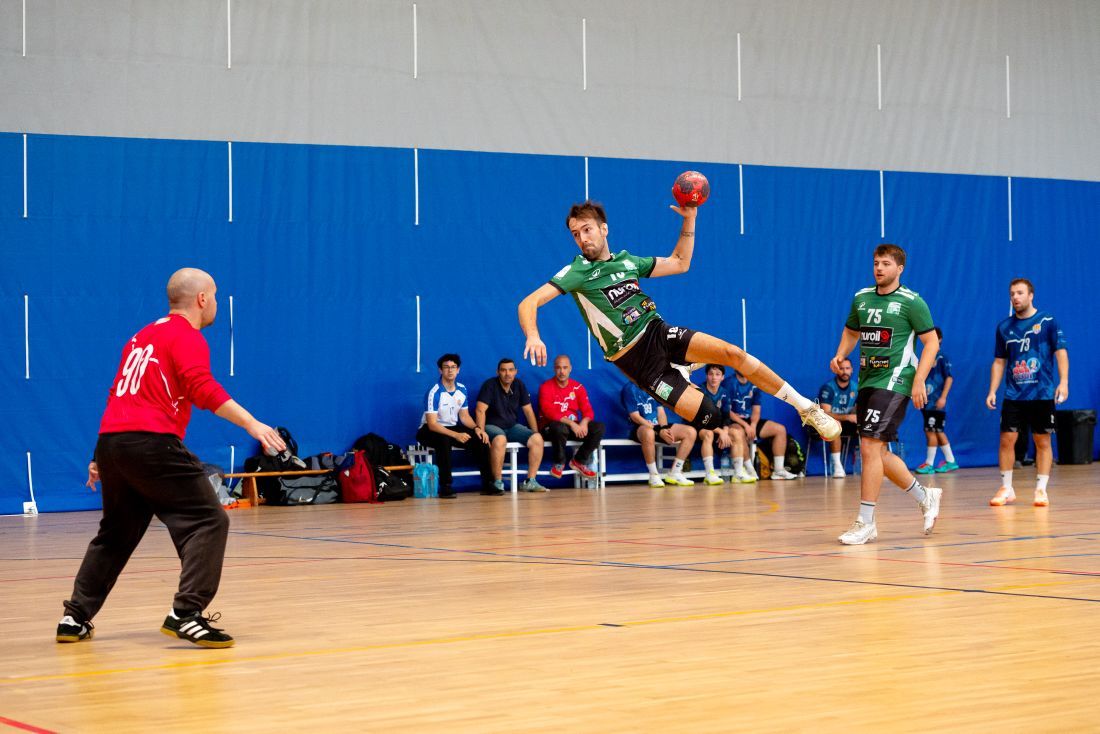 Una de les jugades al partit del masculí contra el Llavaneres. Foto: Cedida pel Club d'Handbol Cerdanyola
